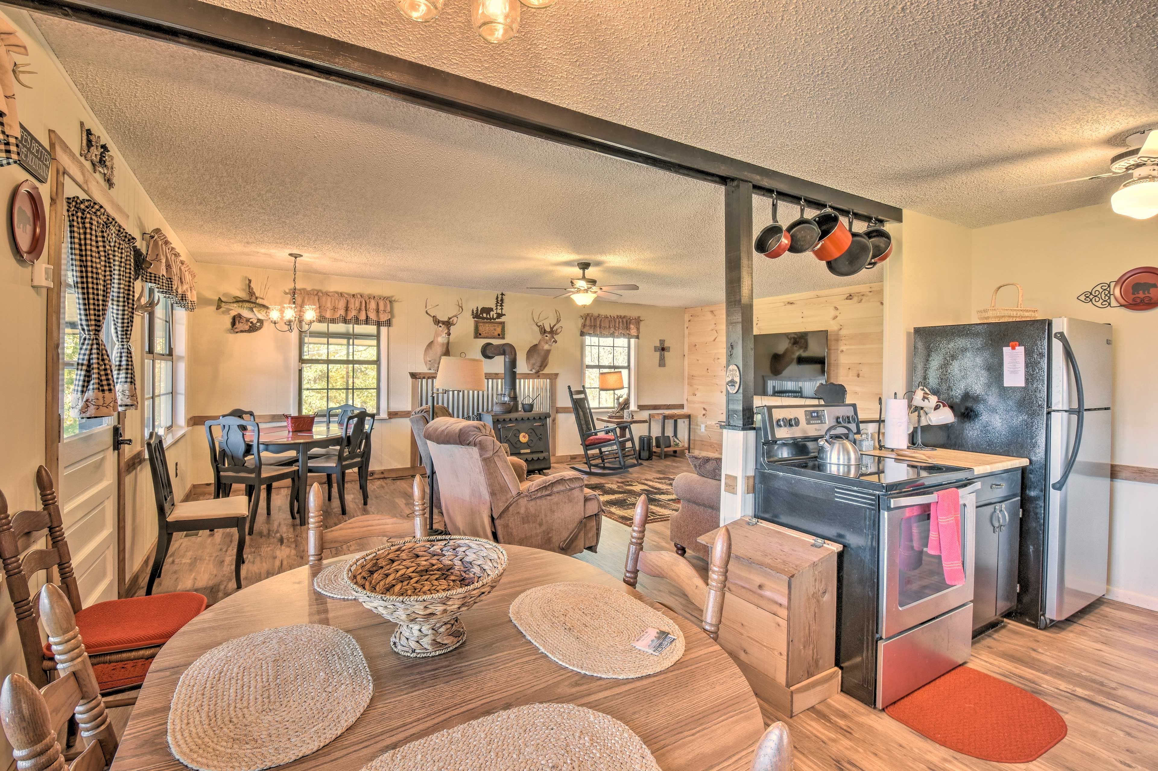 Dining Area | Dishware & Flatware Provided