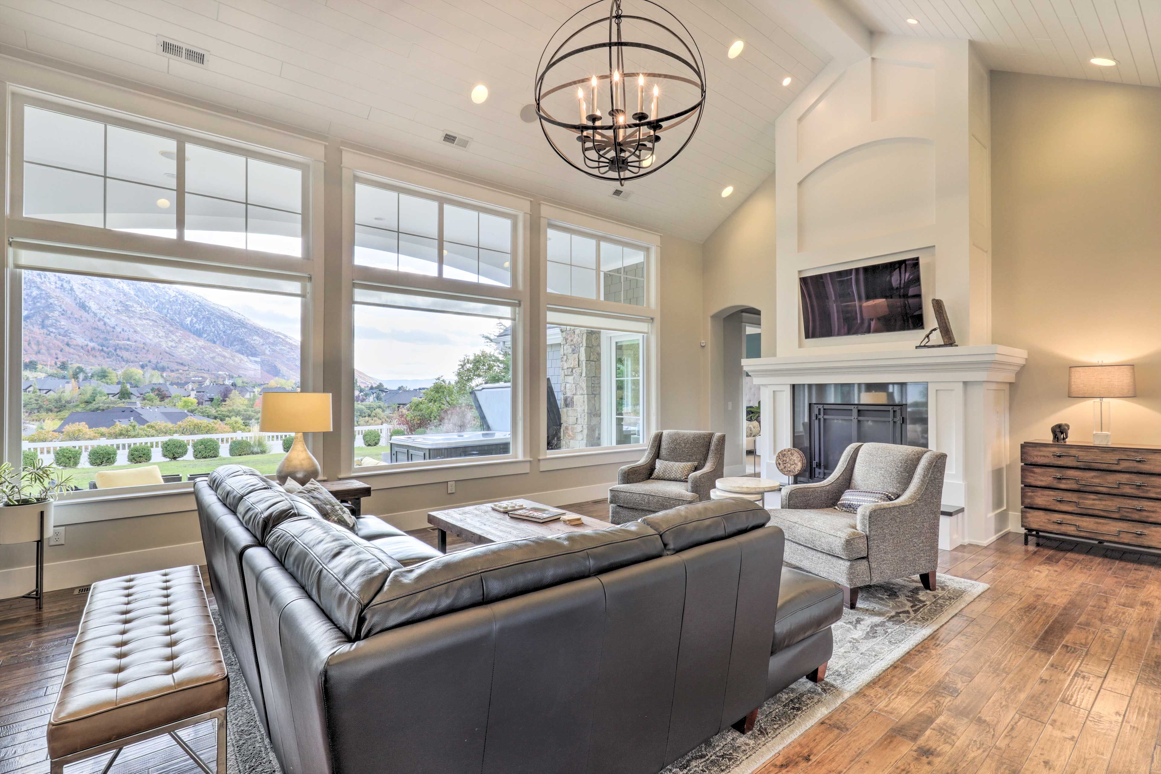 Living Room | Smart TV | Free WiFi | Central Heating & A/C