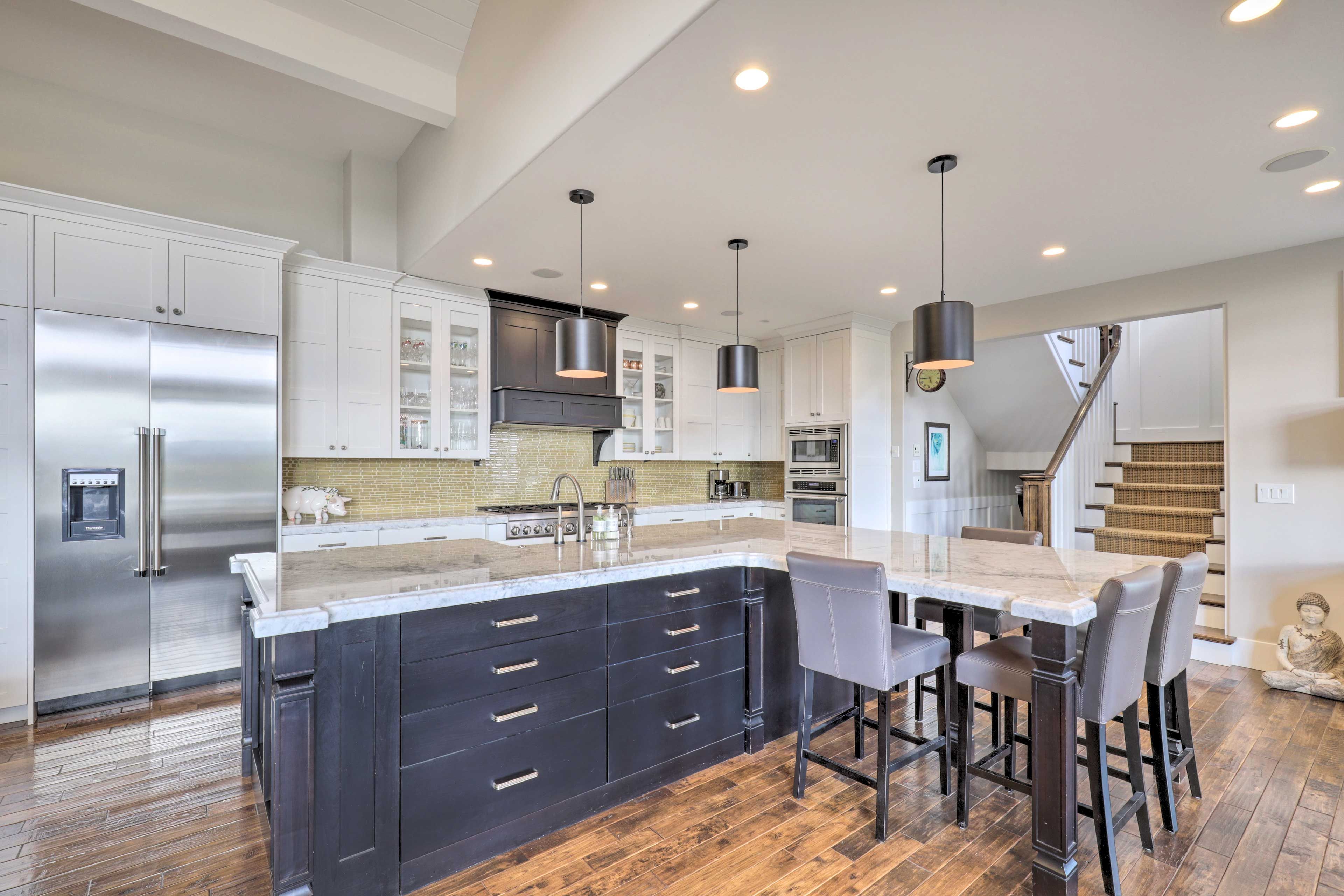 Full Kitchen | Cooking Basics | Dining Area