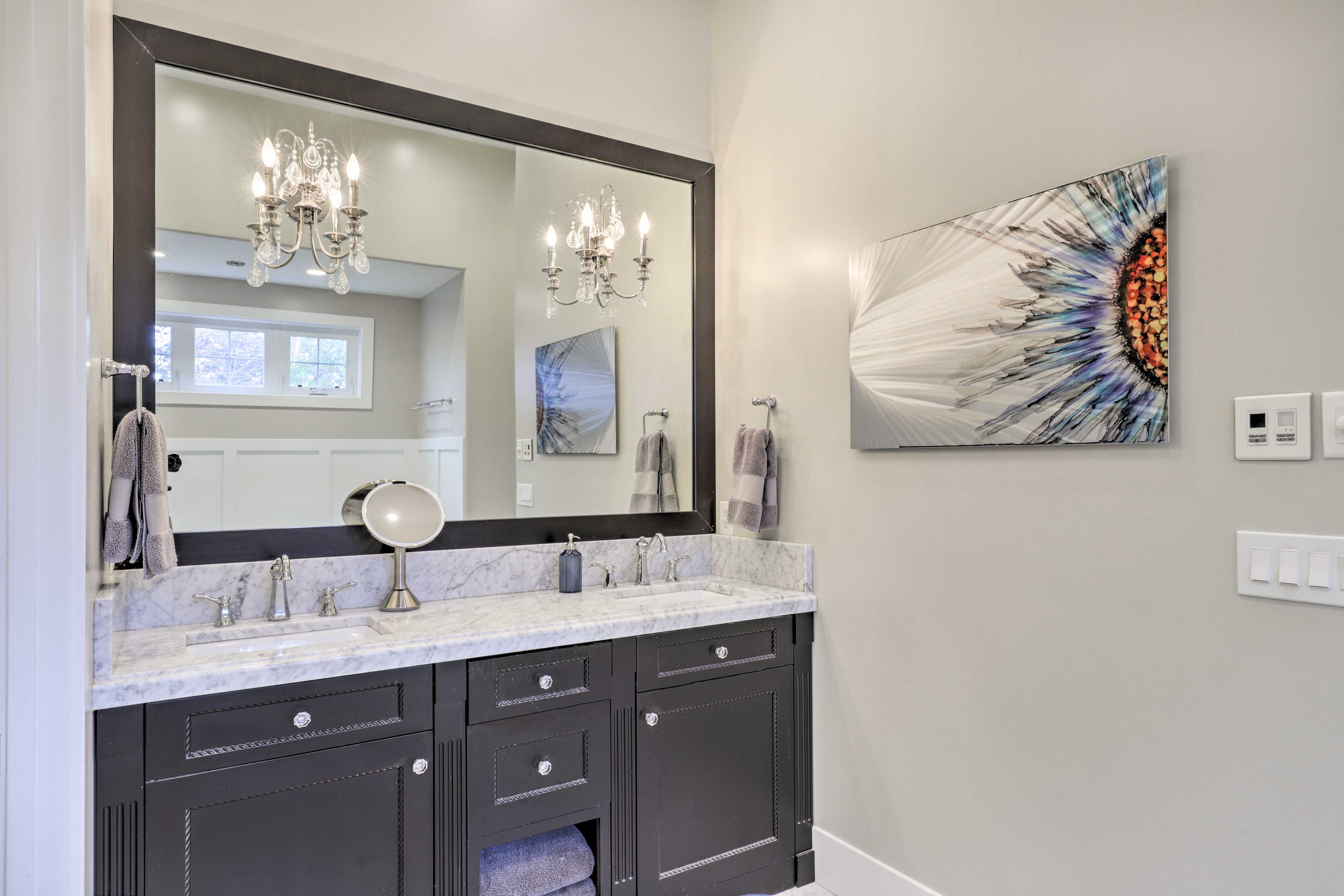 En-Suite Bathroom | Towels Provided | Jetted Tub