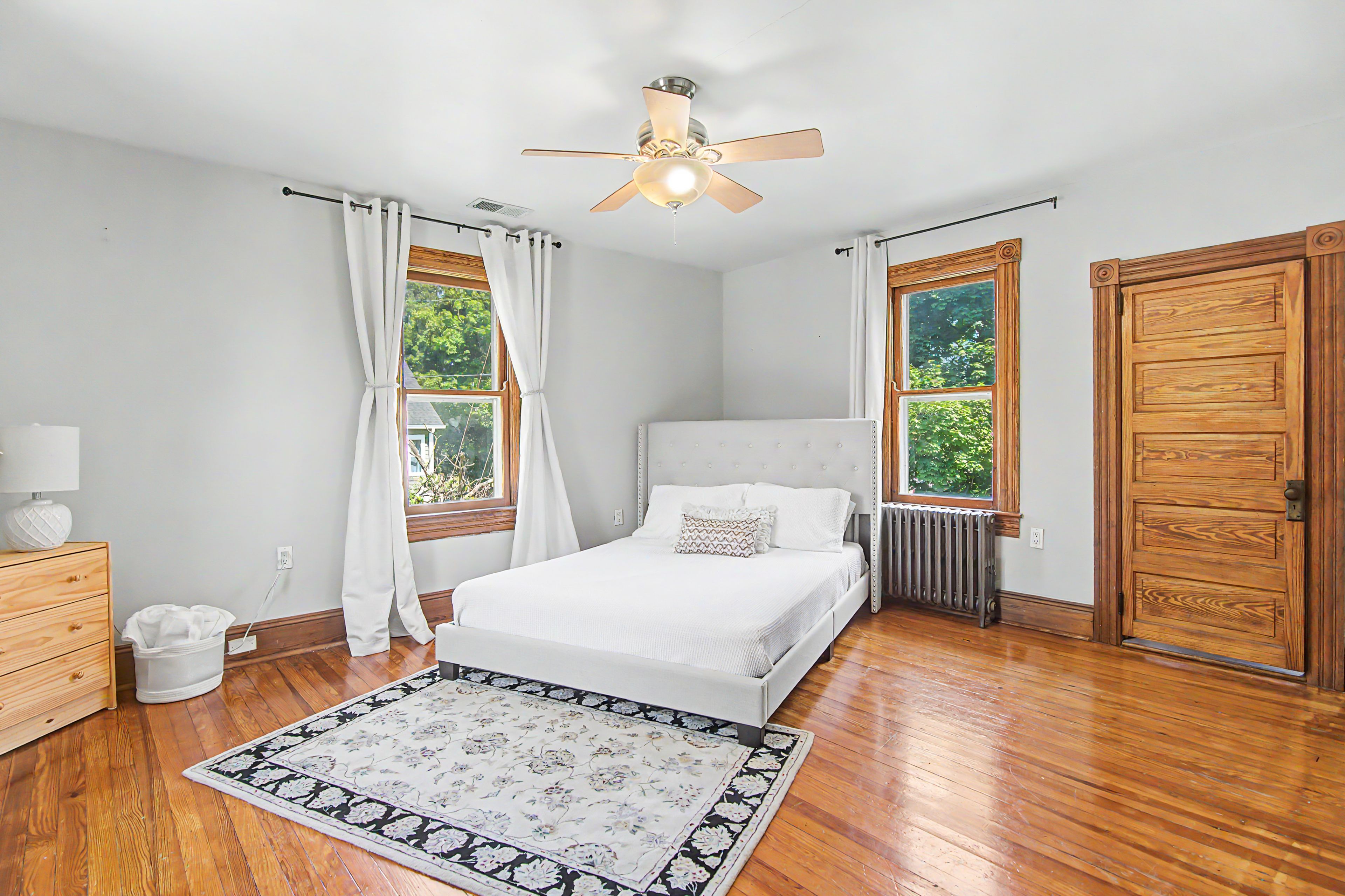 Bedroom 1 | Queen Bed