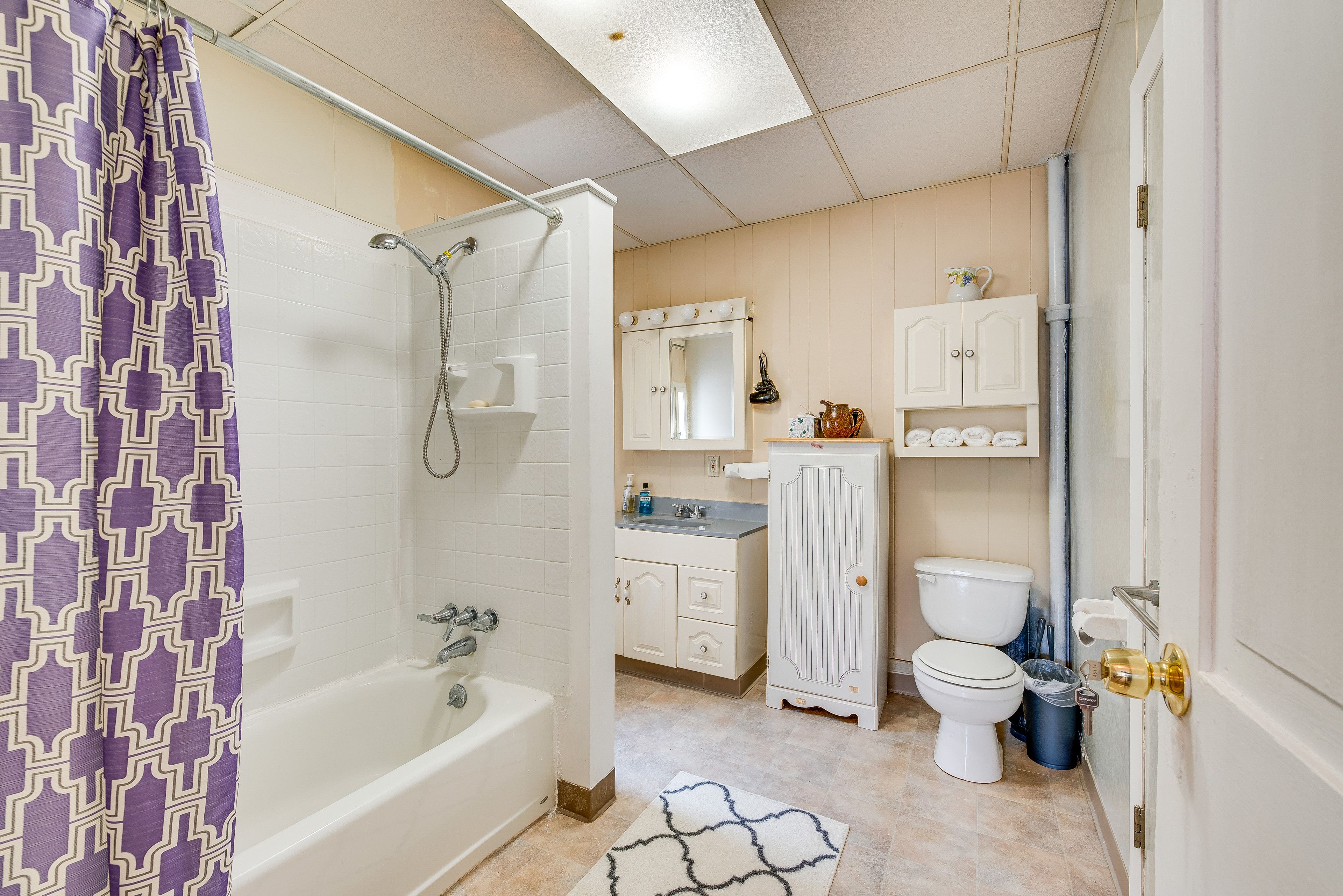 Full Bathroom | Towels Provided | Complimentary Toiletries
