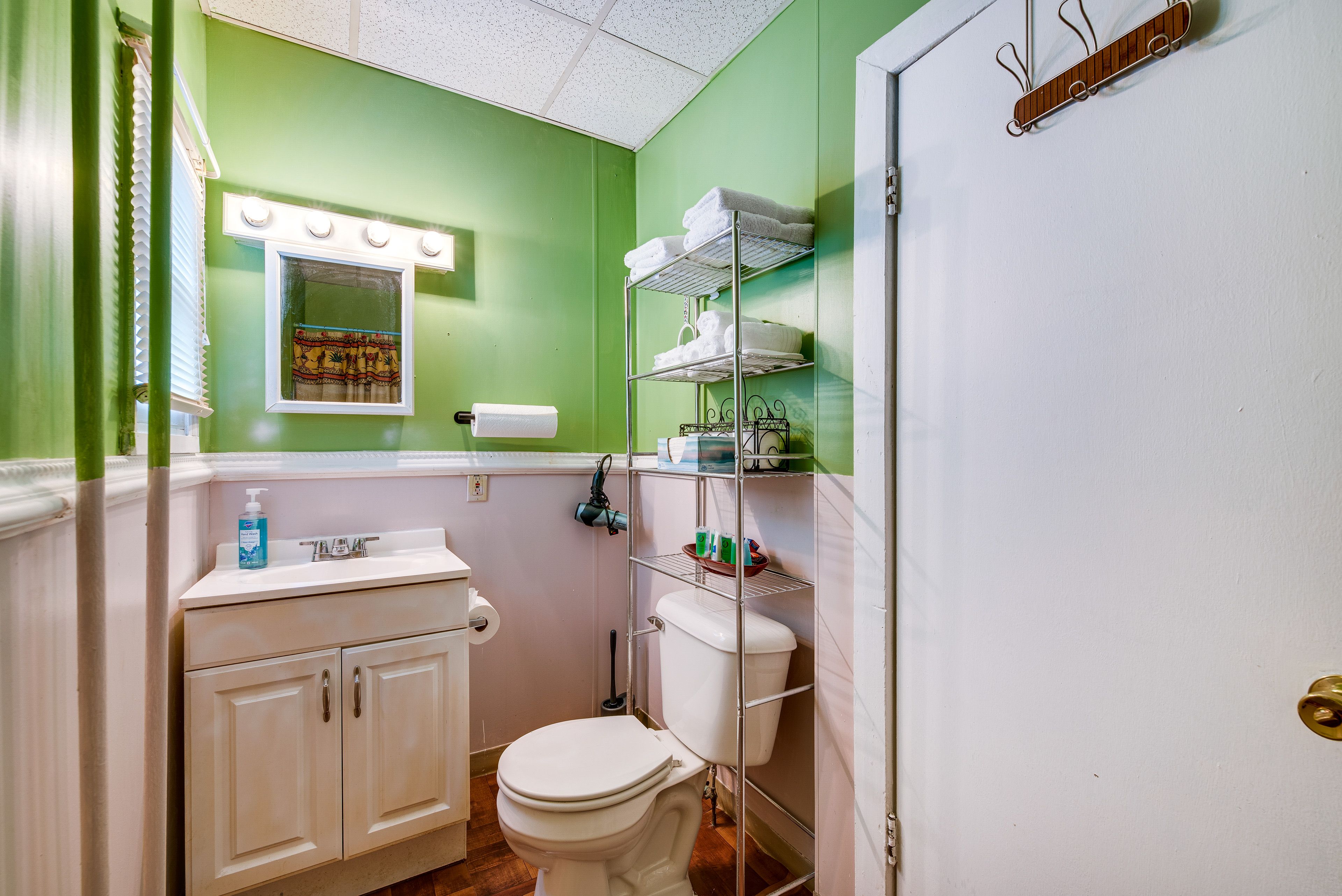 Full Bathroom | Towels Provided | Complimentary Toiletries