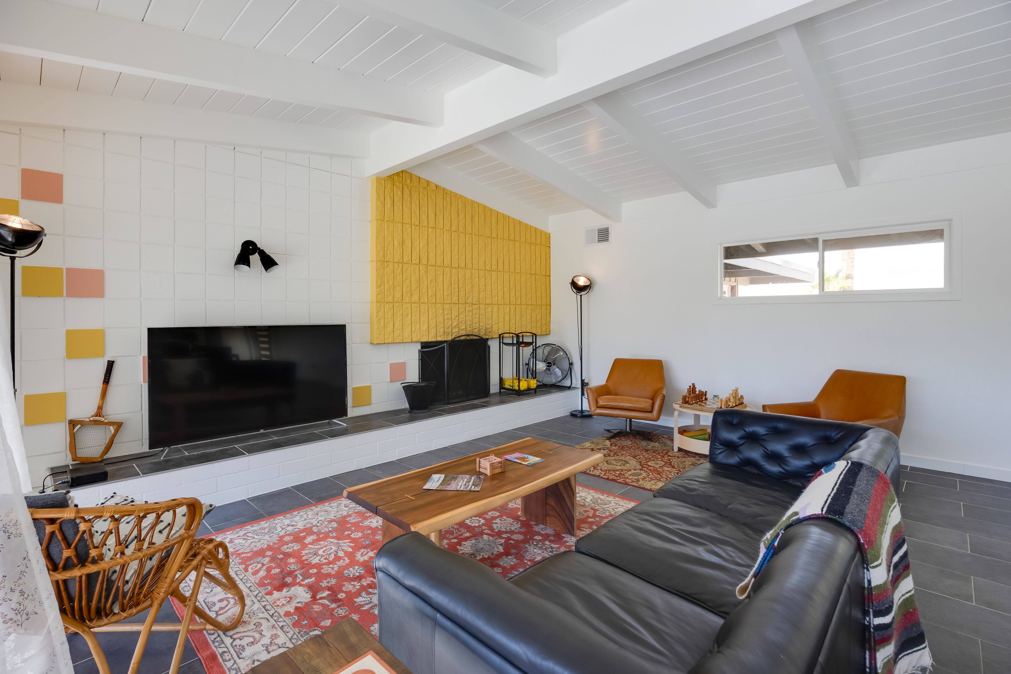 Living Room | Free WiFi | Smart TV | Fireplace | Central A/C
