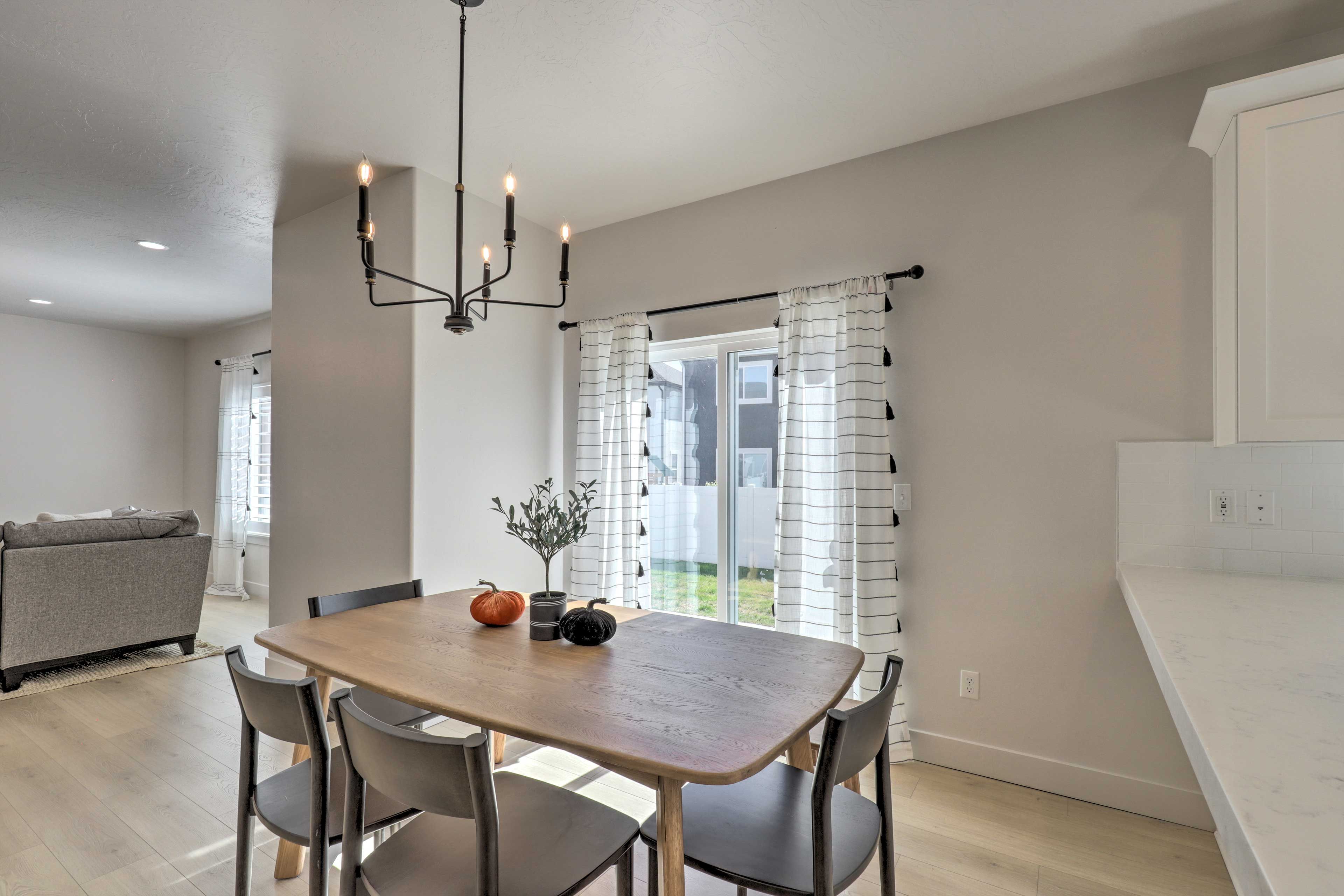 Dining Area | Dishware/Flatware Provided