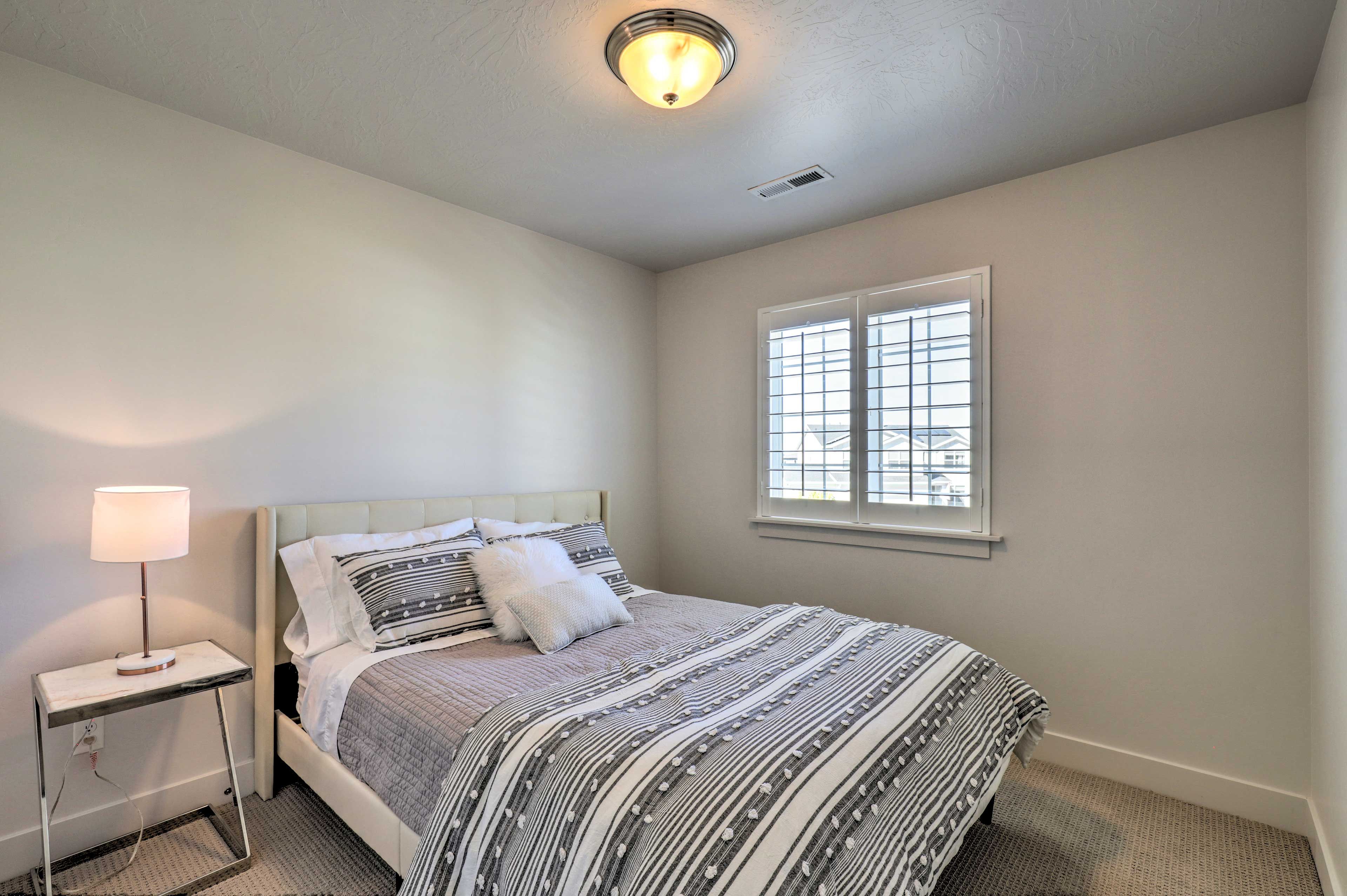 Bedroom 2 | Queen Bed