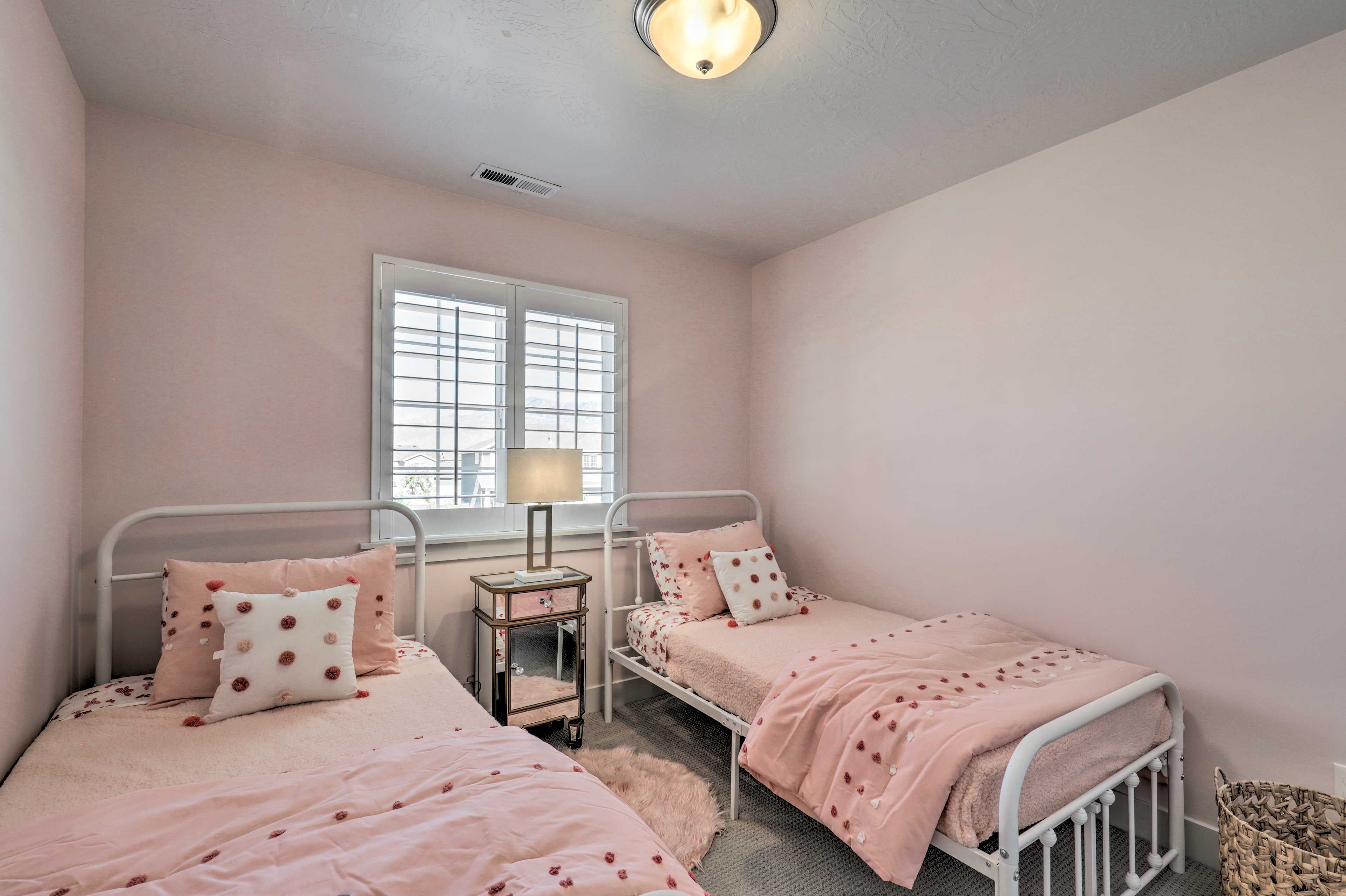 Bedroom 4 | 2 Twin Beds | Basement