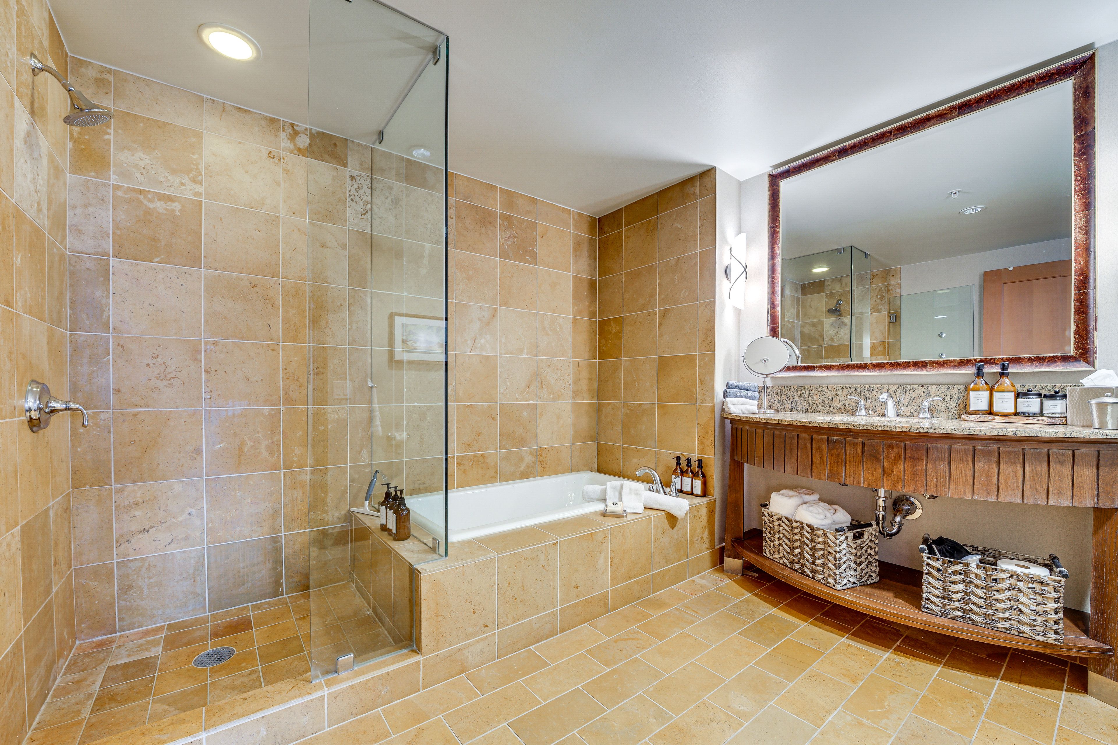 Full Bathroom | Towels Provided | Complimentary Toiletries