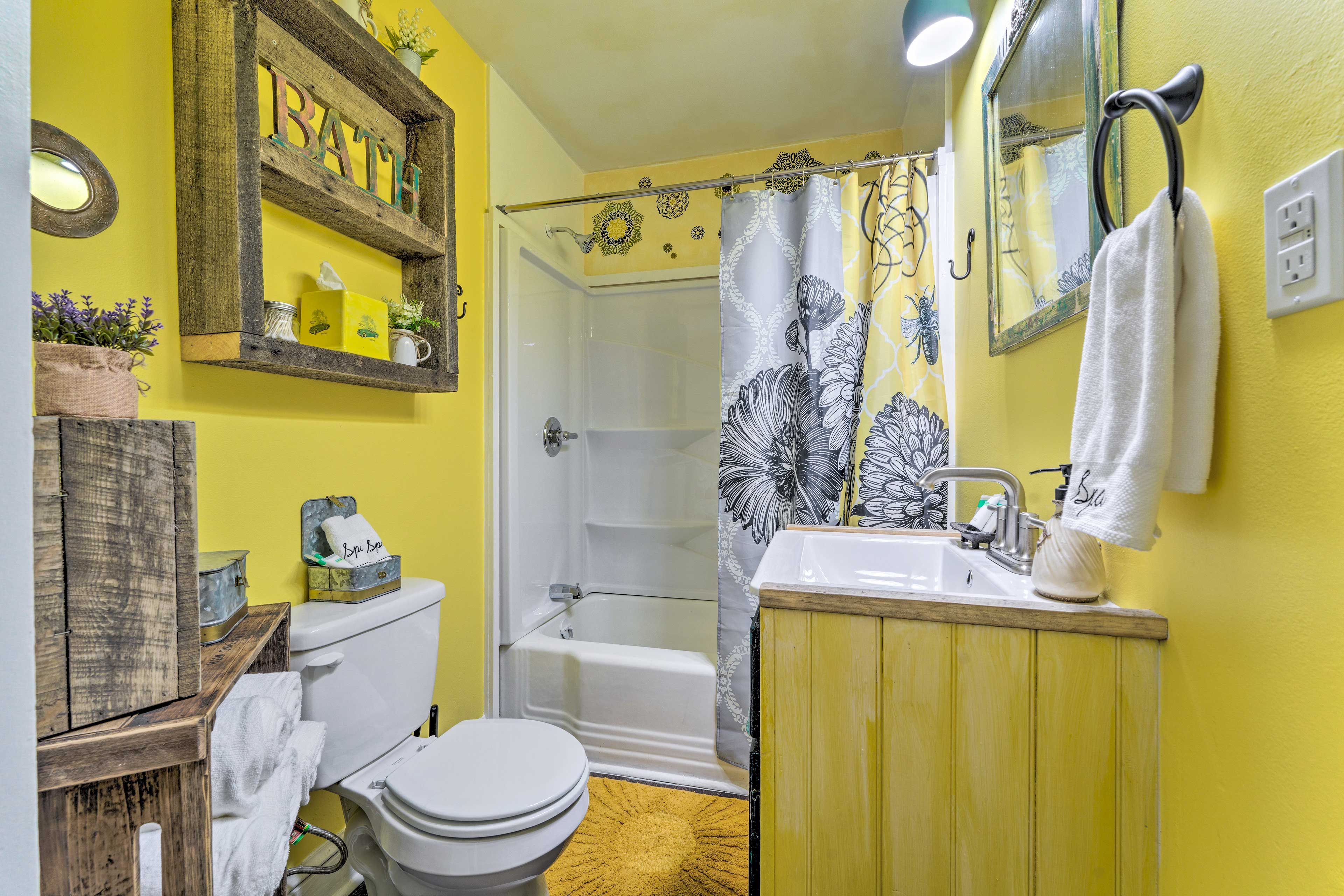 Full Bathroom | Complimentary Toiletries