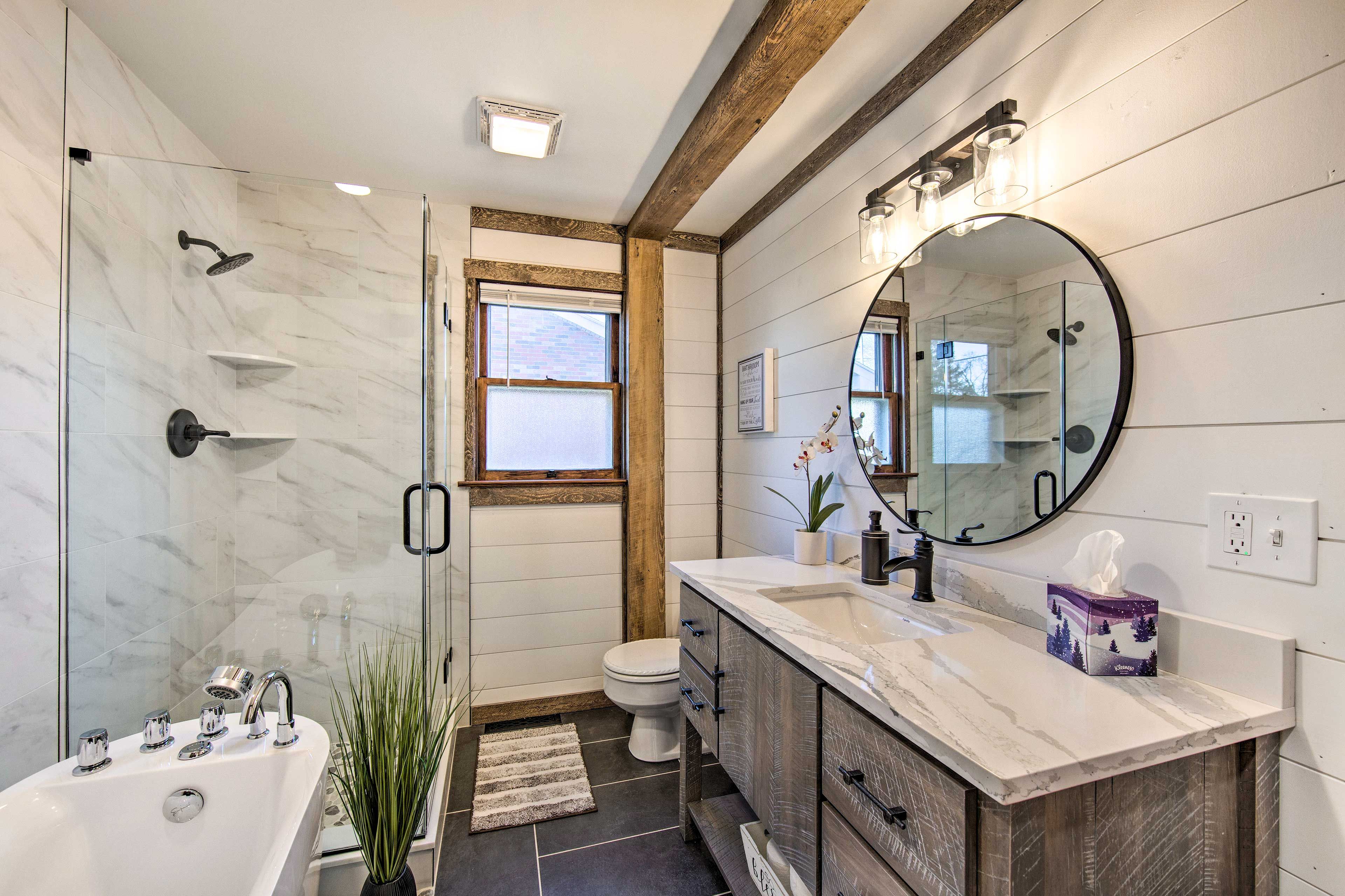 Full Bathroom | Towels Provided | Complimentary Toiletries | Hair Dryer