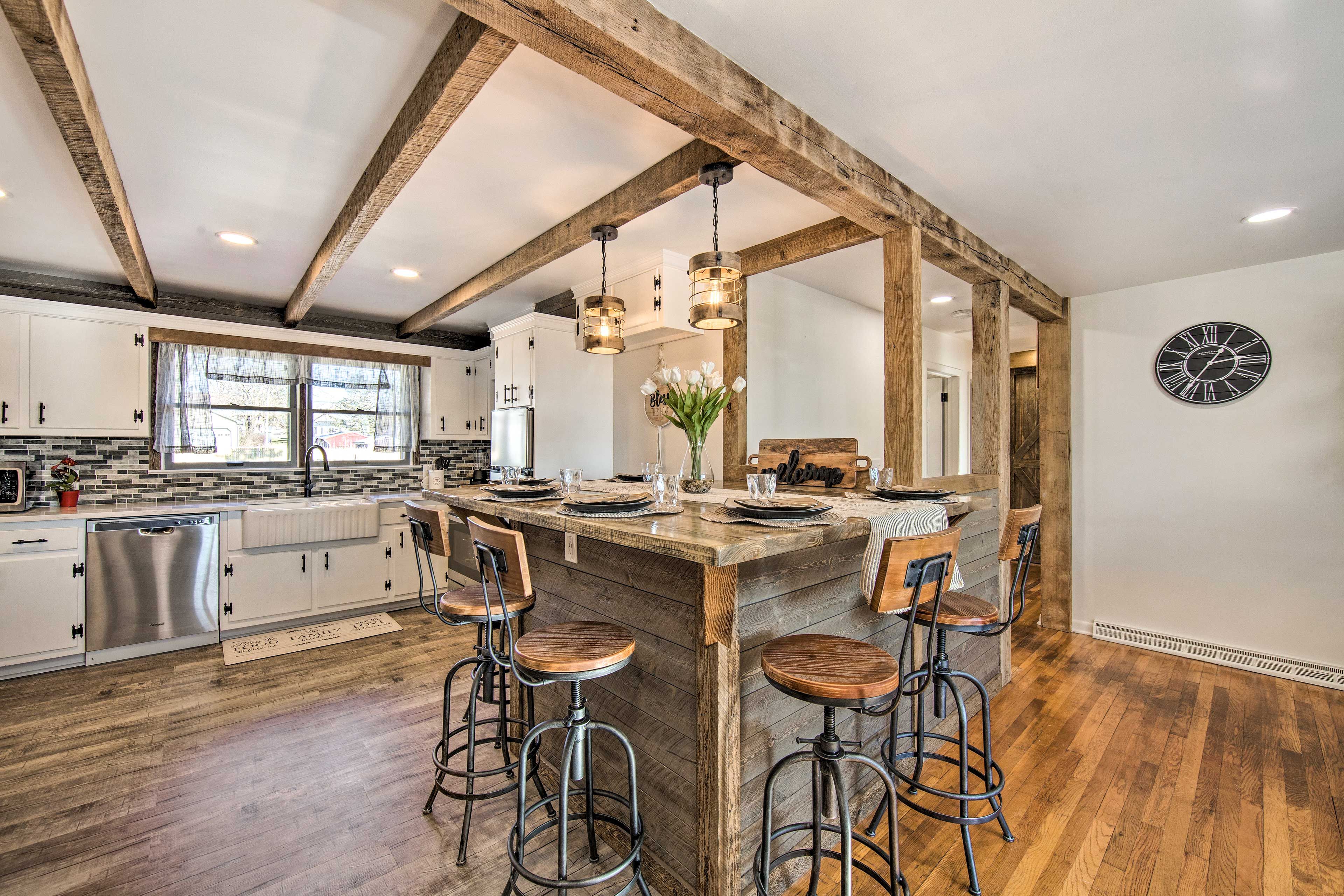 Dining Area | Dishware & Flatware Provided