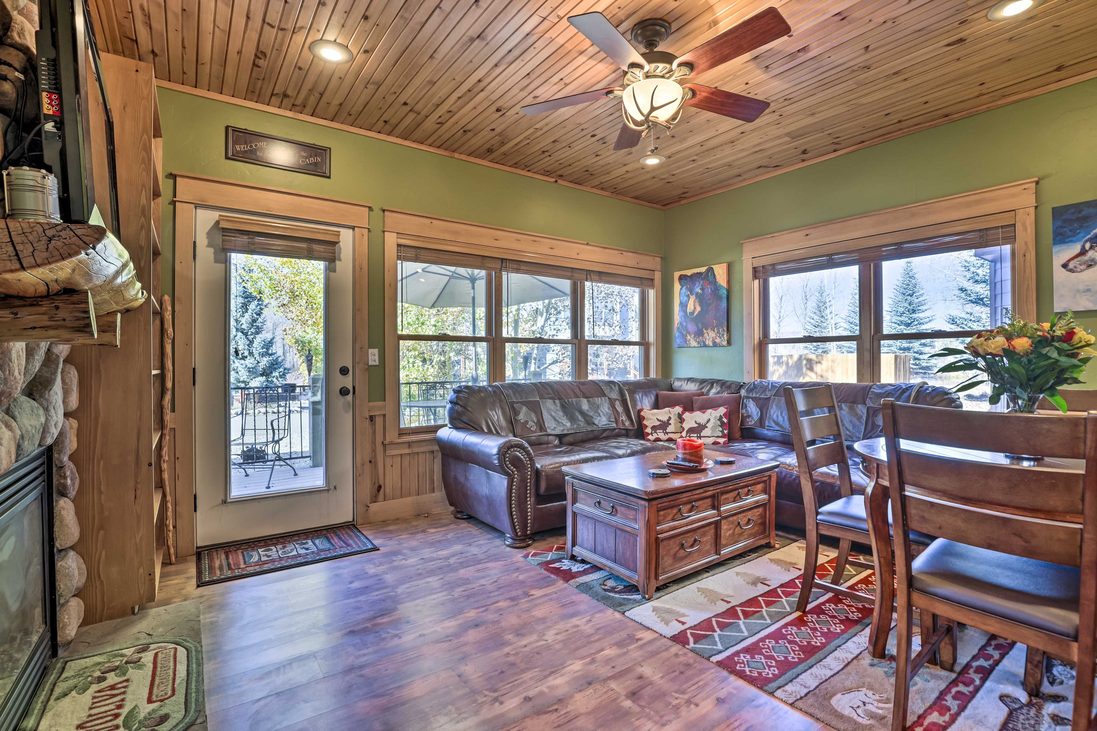 Living Room | Free WiFi | Smart TV | VCR | Board Games & Books