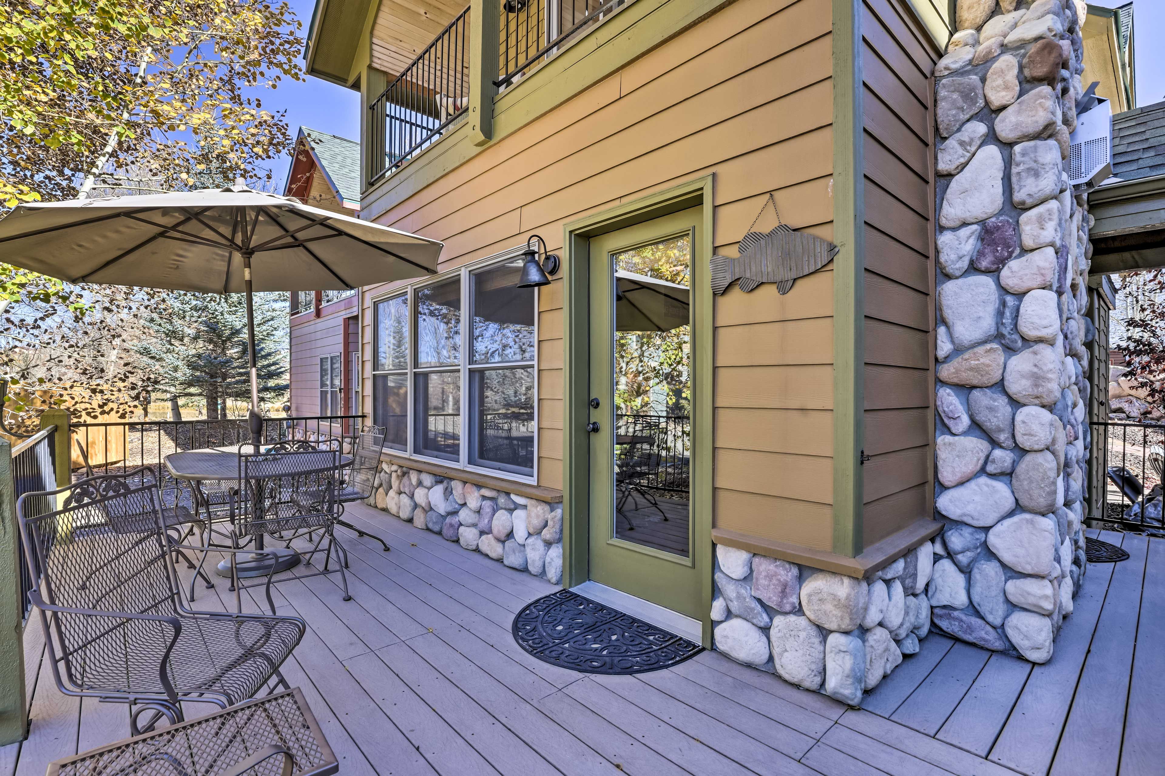 Front Deck | Umbrella-Covered Outdoor Dining Area