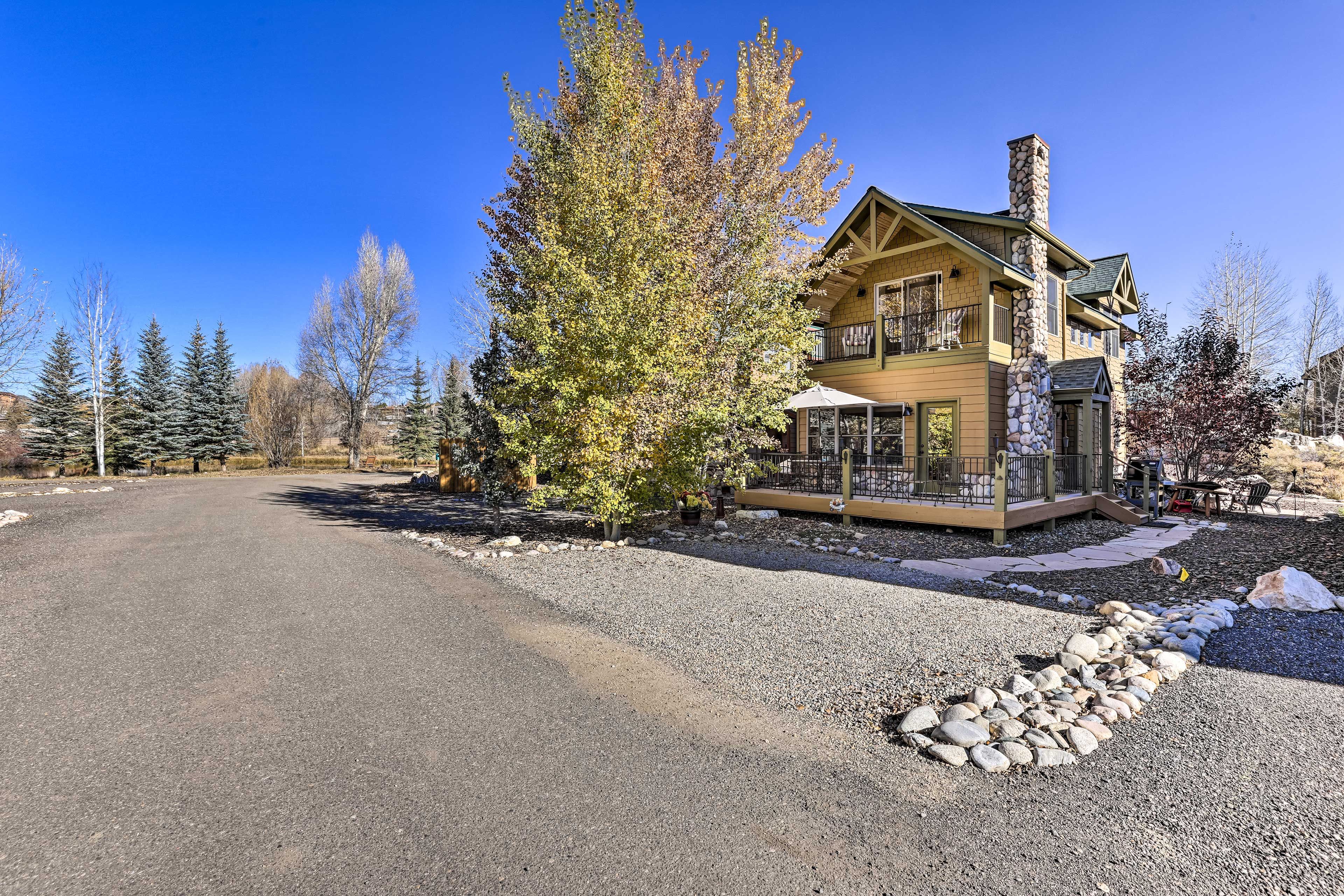 Parking | Driveway (2 Vehicles) | Overflow Parking Lot | RV/Trailer Parking