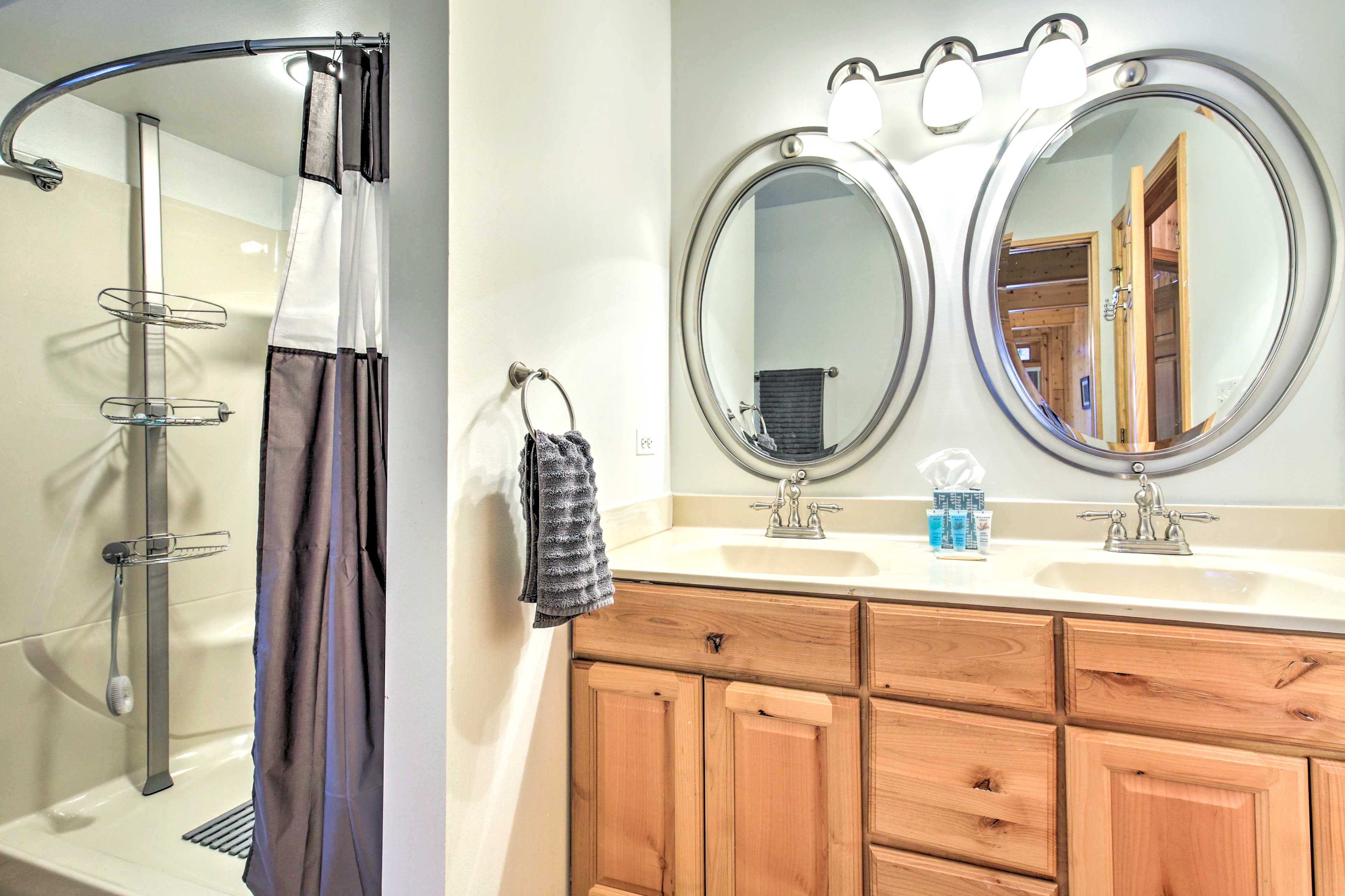 Full Bathroom | Towels Provided