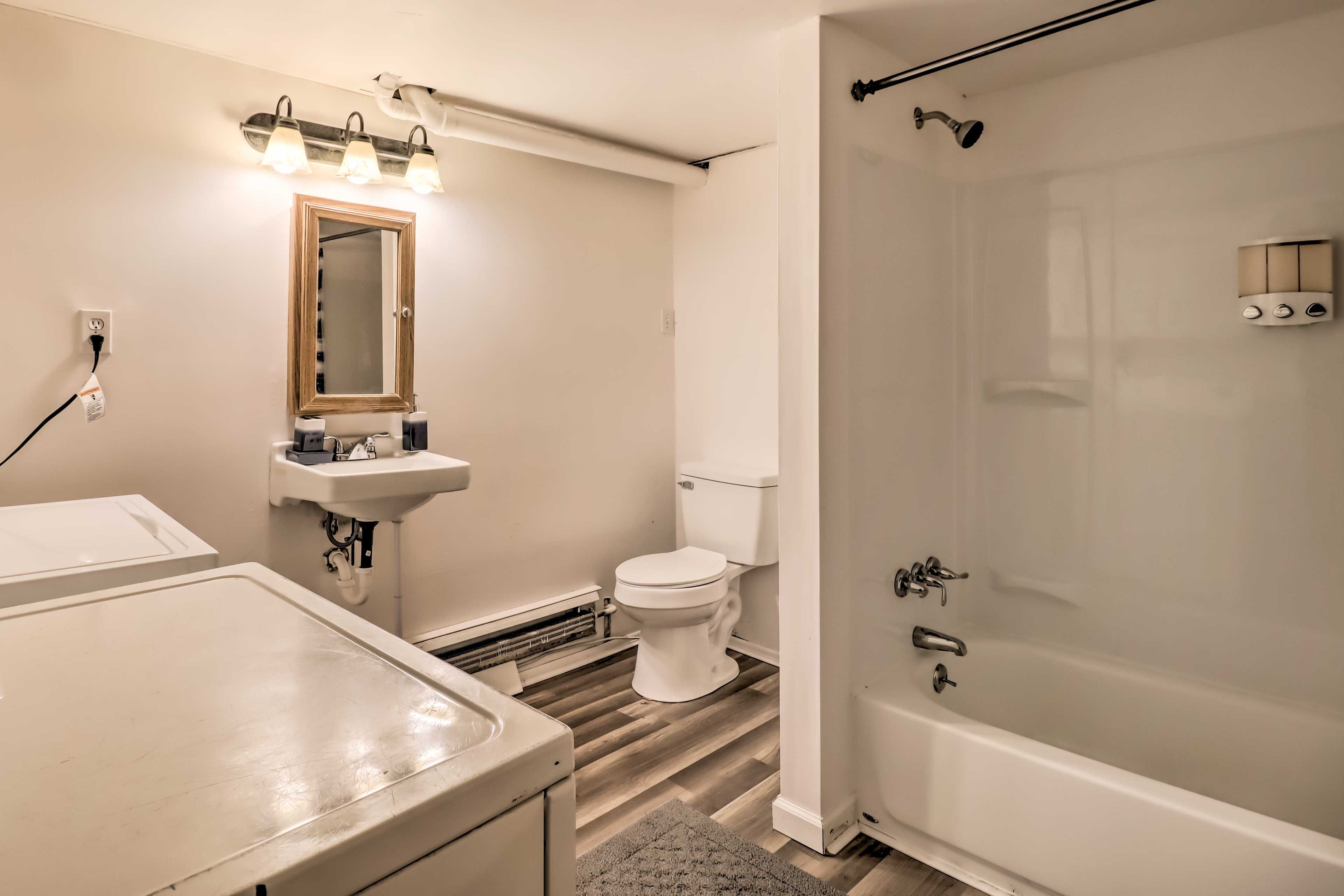 Full Bath | Complimentary Toiletries | Washer & Dryer