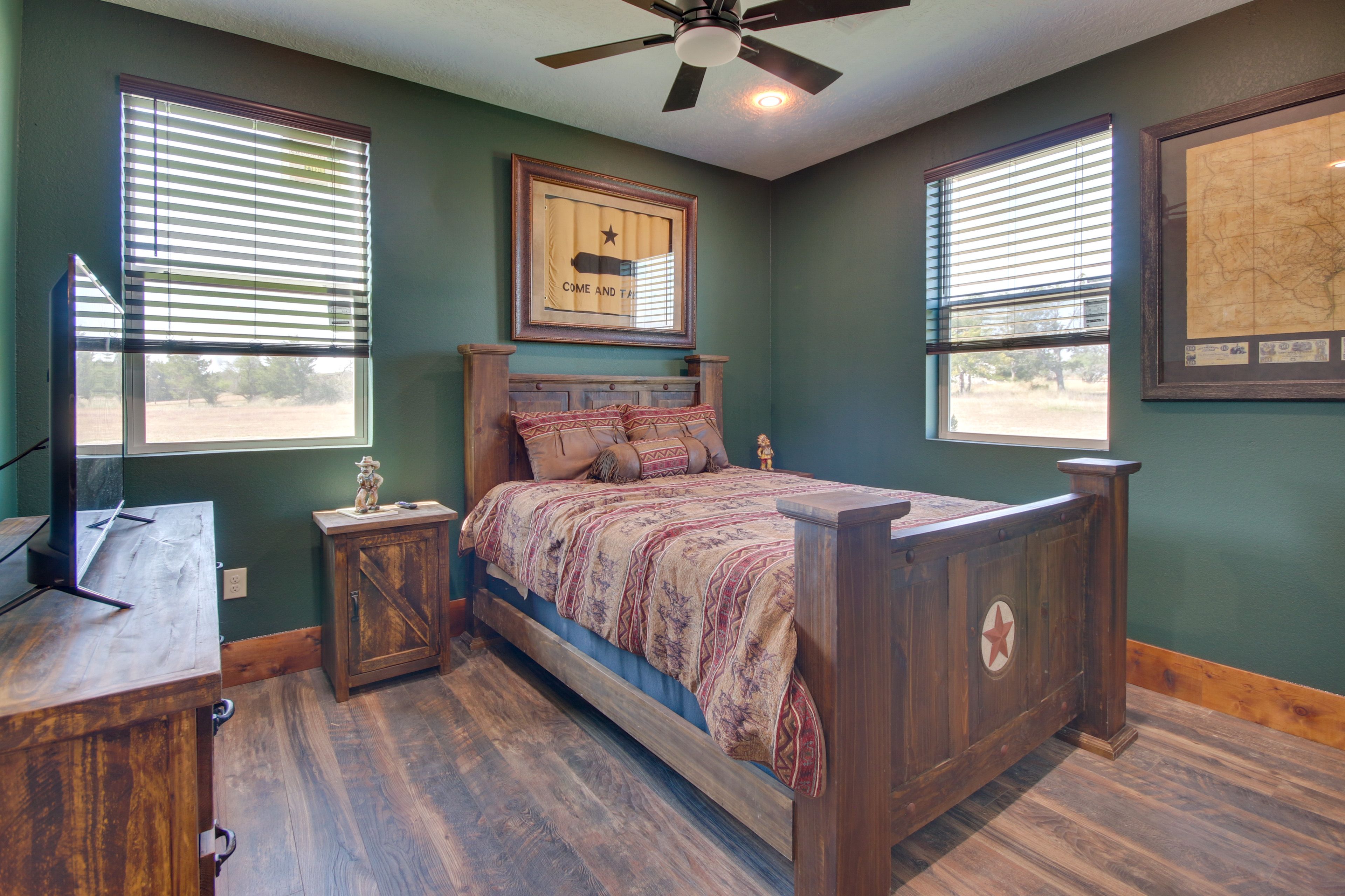 Bedroom 3 | Queen Bed