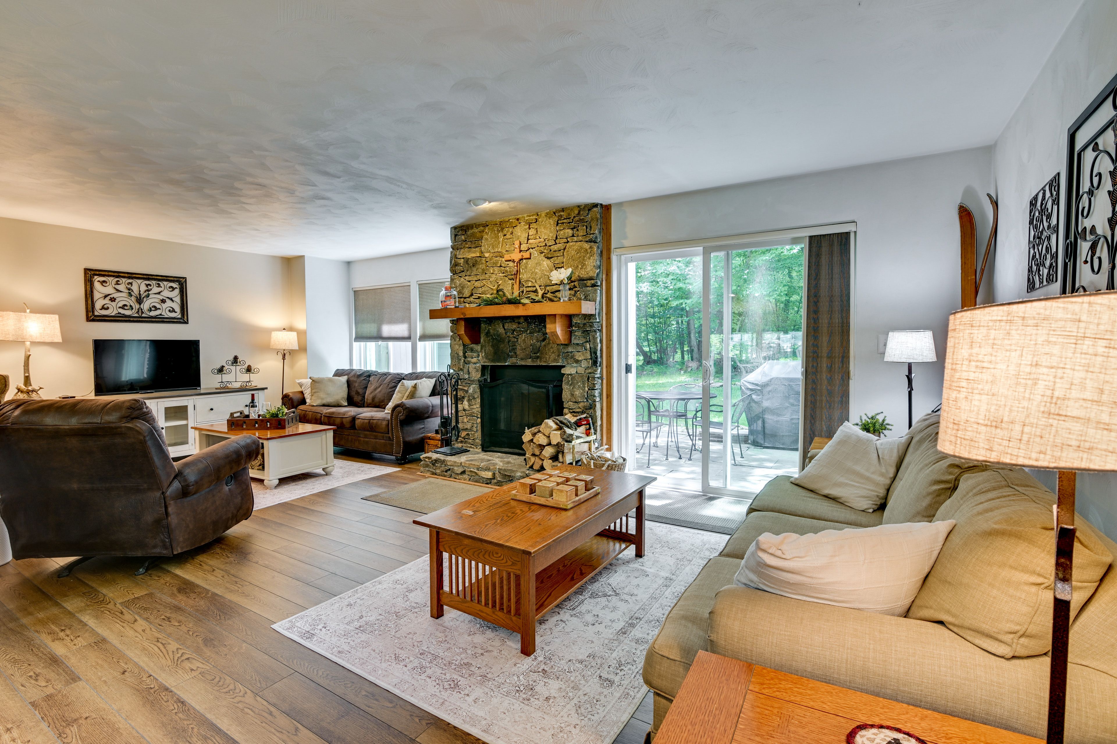 Living Area | Queen Sleeper Sofa | 1st Floor | Smart TV