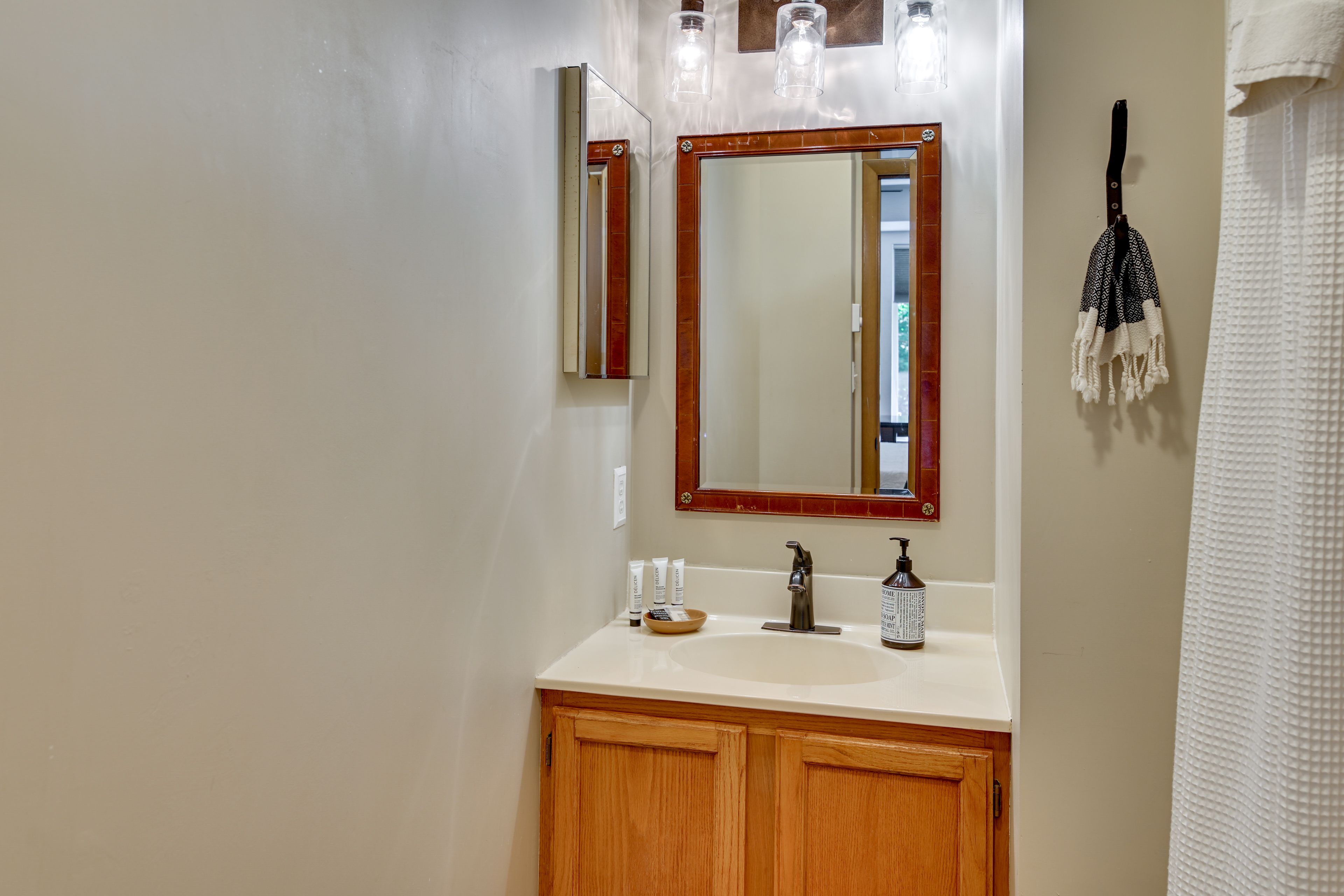 Full Bathroom | 2nd Floor