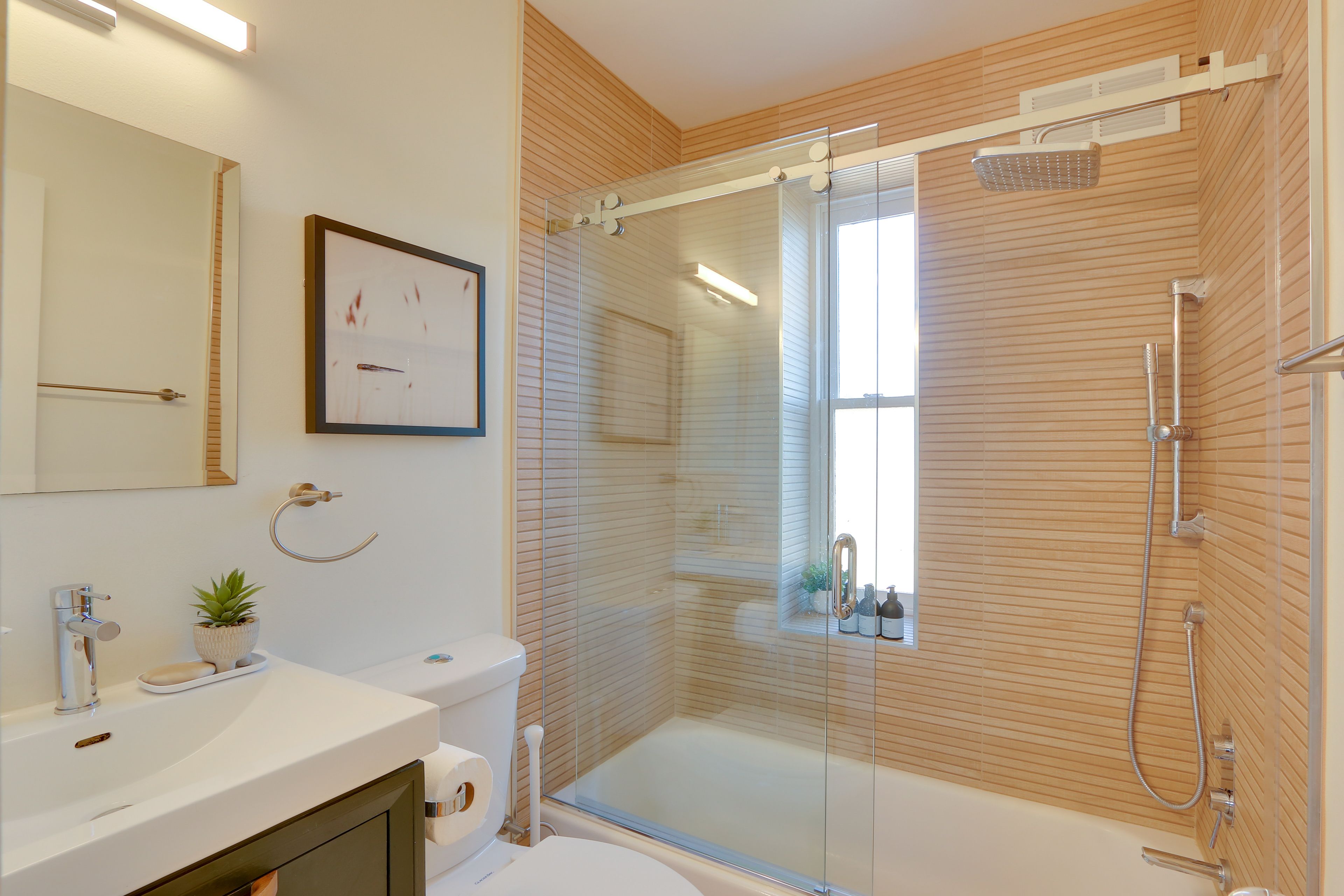 Bathroom | Towels Provided | Complimentary Toiletries | 2nd Floor