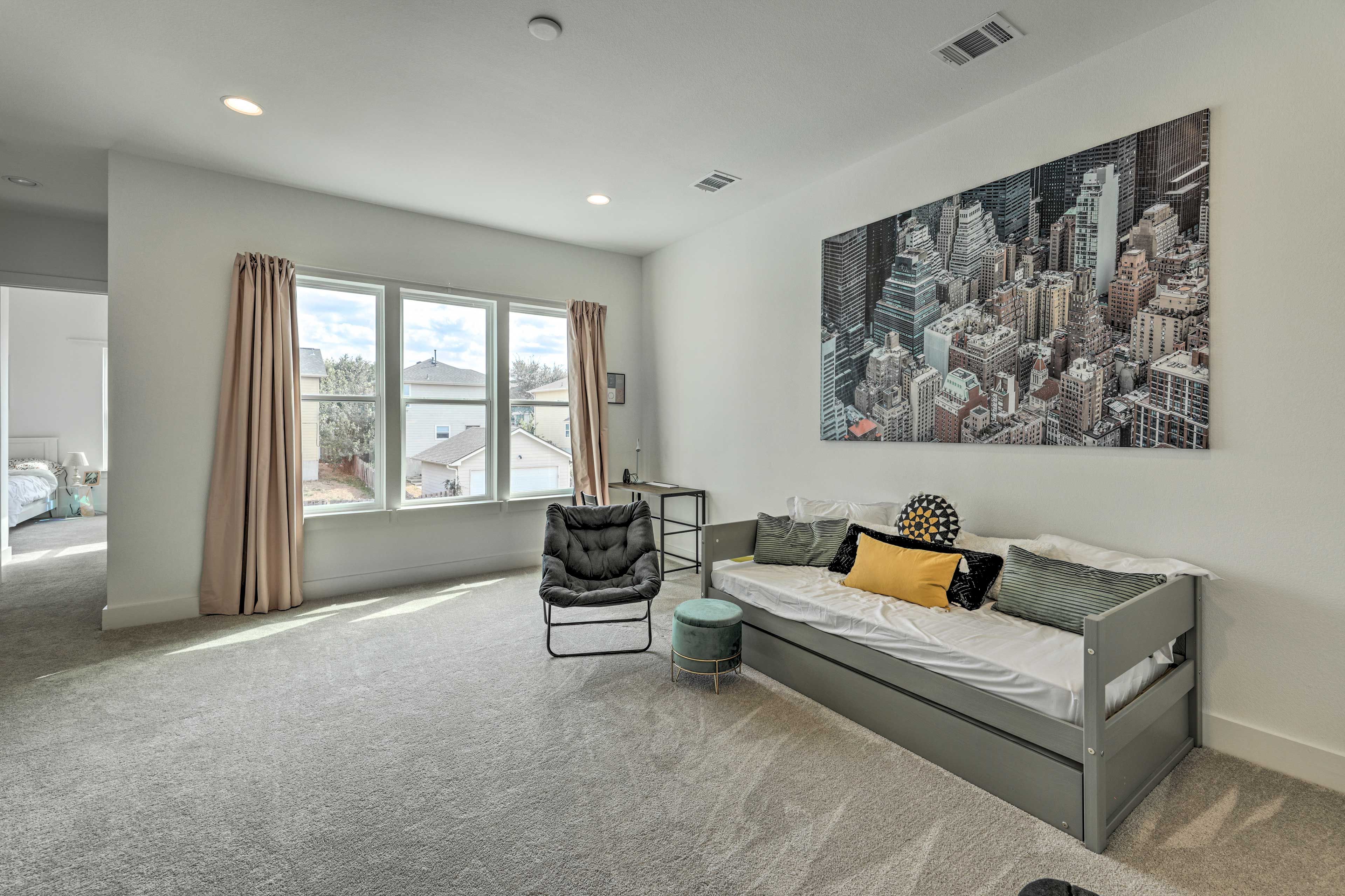 Entertainment Room | Twin Daybed w/ Twin Trundle | Smart TV