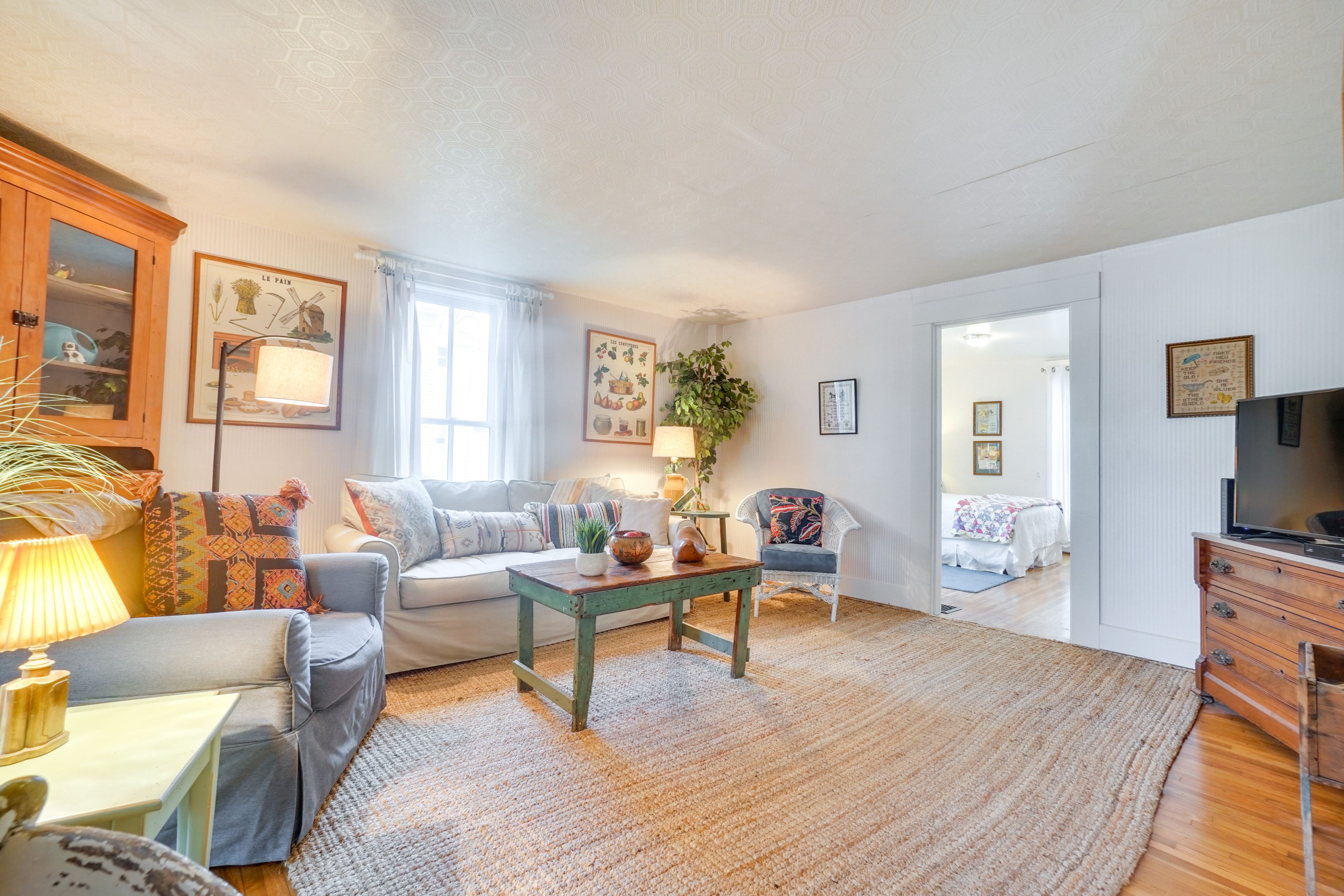 Living Room | Smart TV w/ Cable | Free WiFi