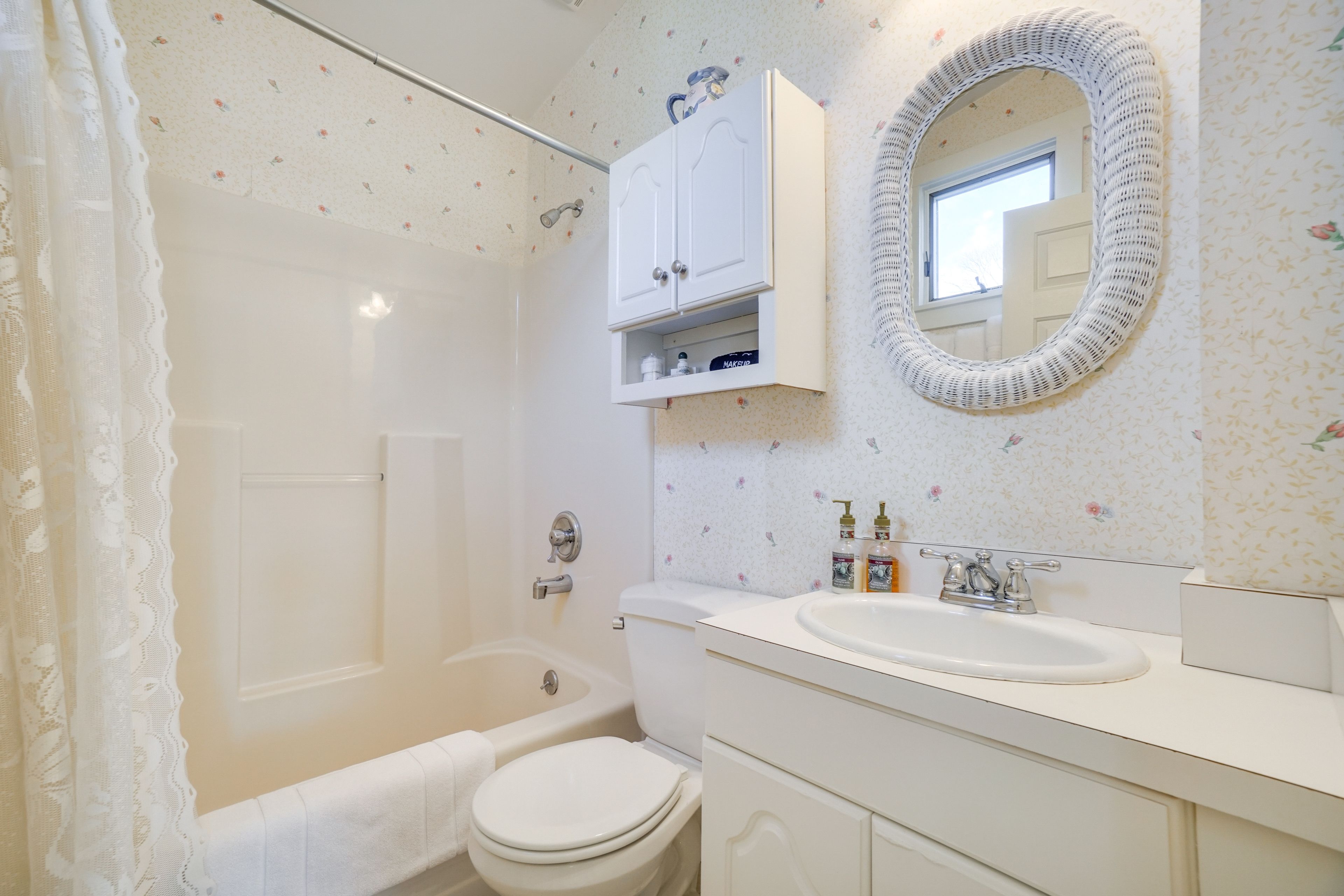 En-Suite Bathroom | 2nd Floor | Towels Provided