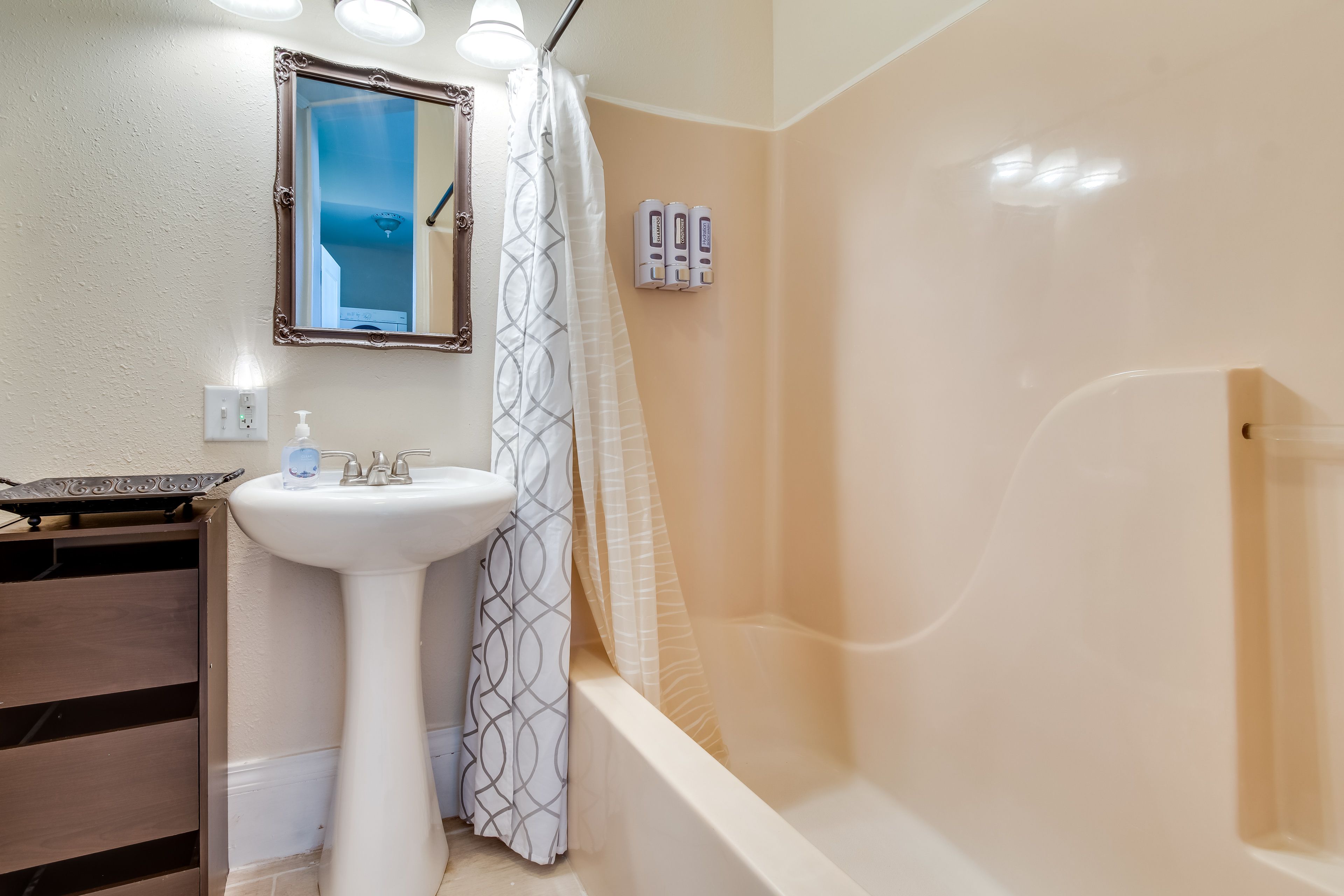 Full Bathroom | Towels Provided