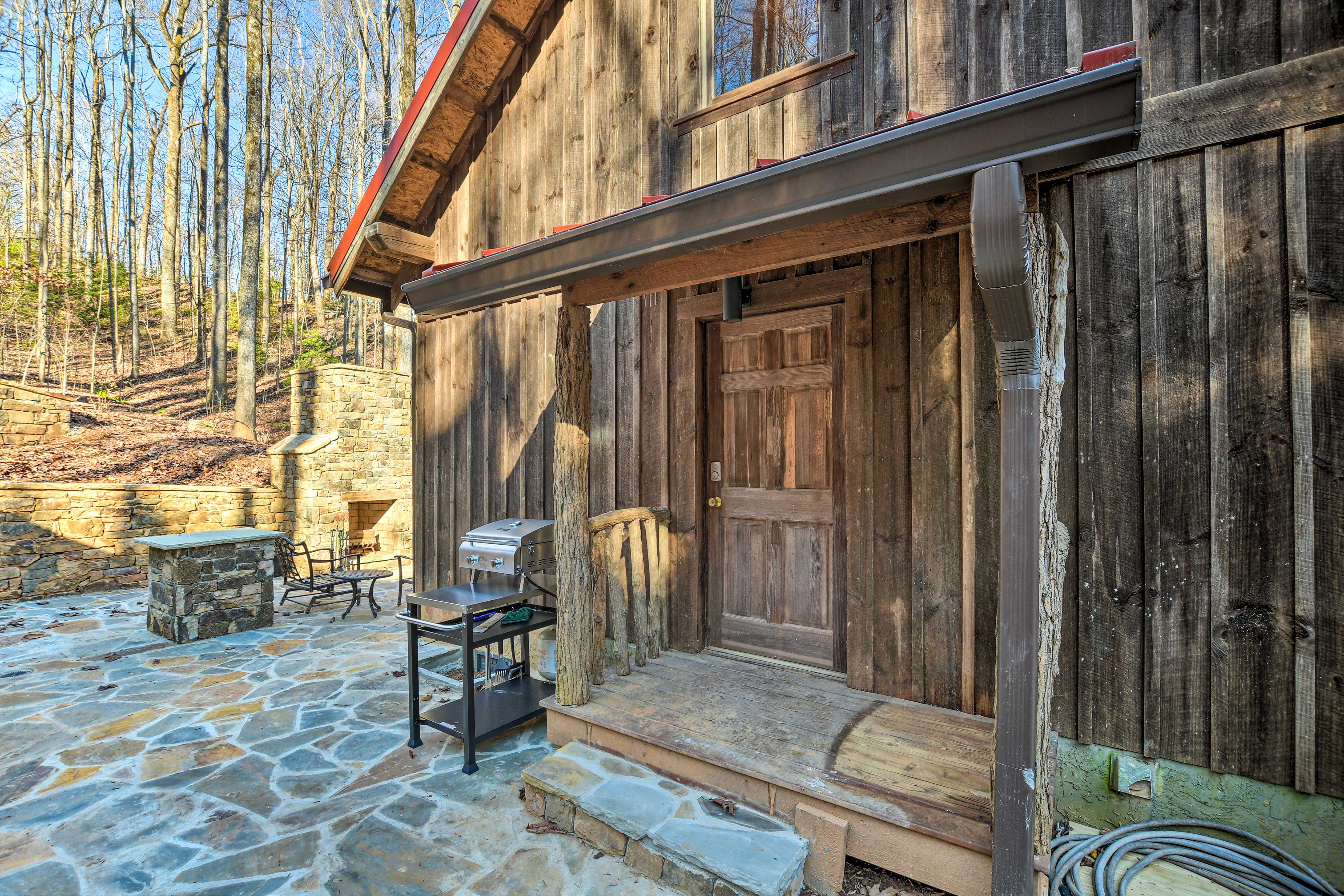 Flagstone Patio | Gas Grill | Fireplace