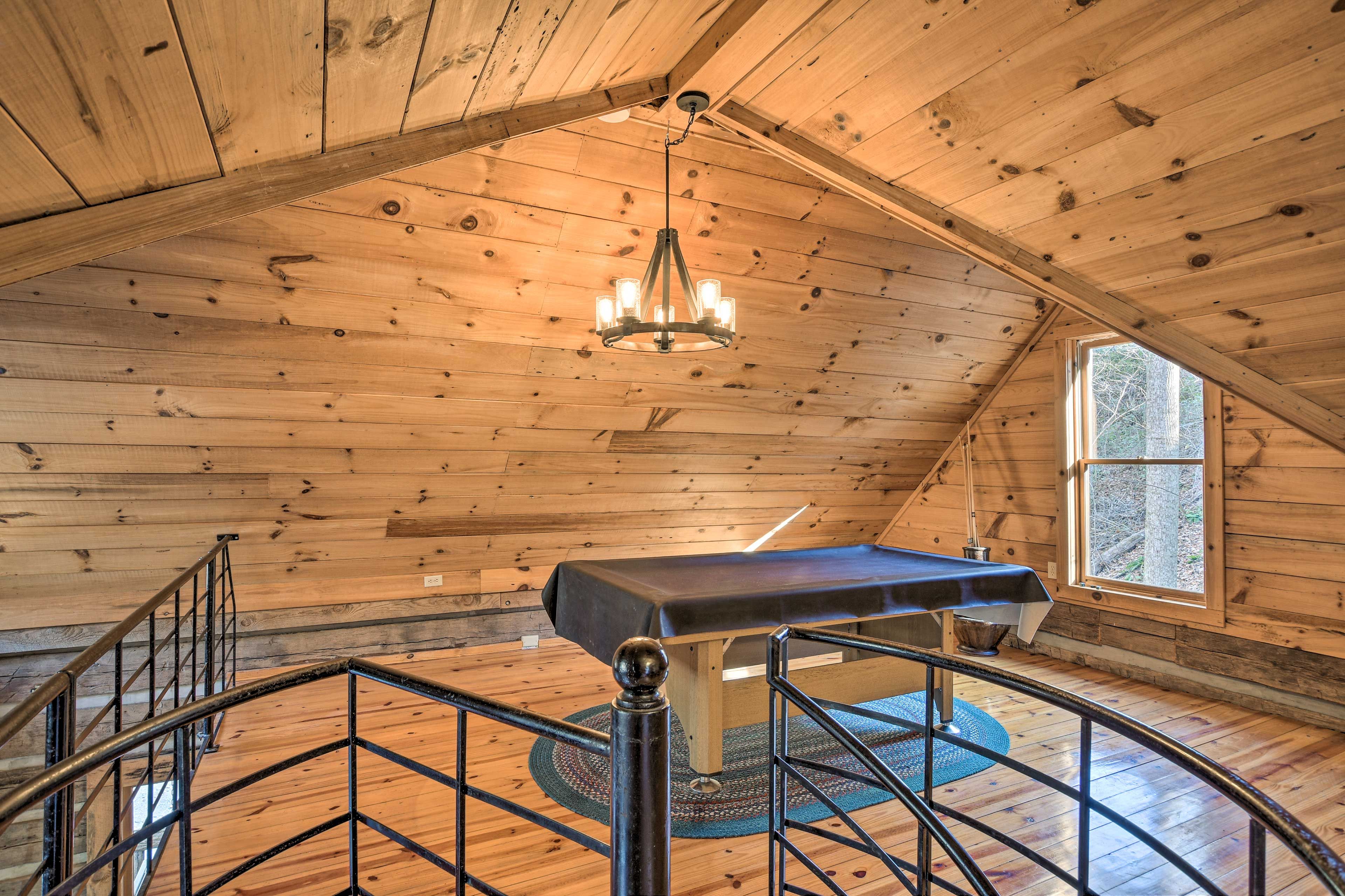 Loft | Queen Bed | Pool Table | Desk