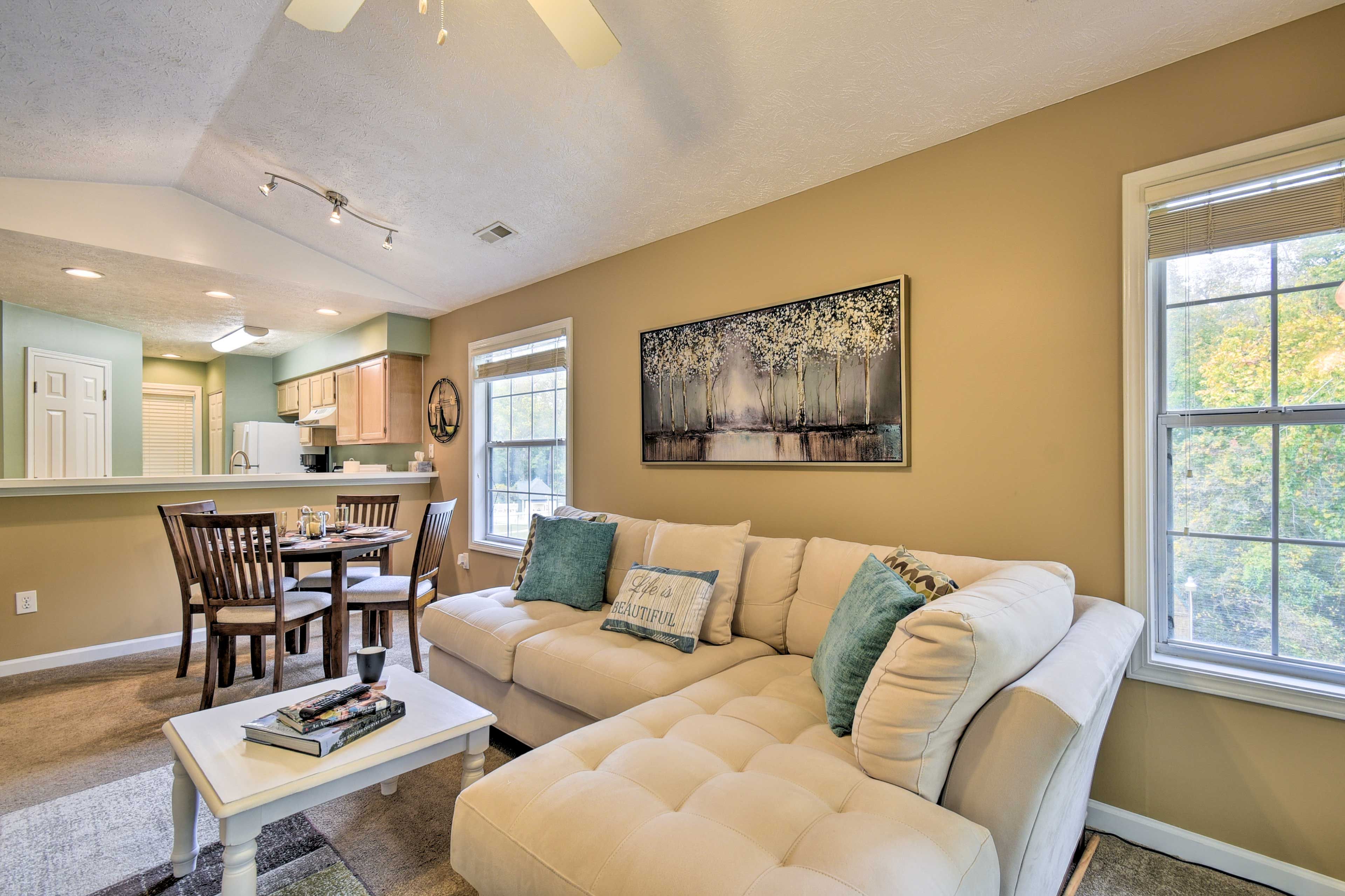 Living Room | Flat-Screen TV w/ Cable | Free WiFi | Central A/C & Heating