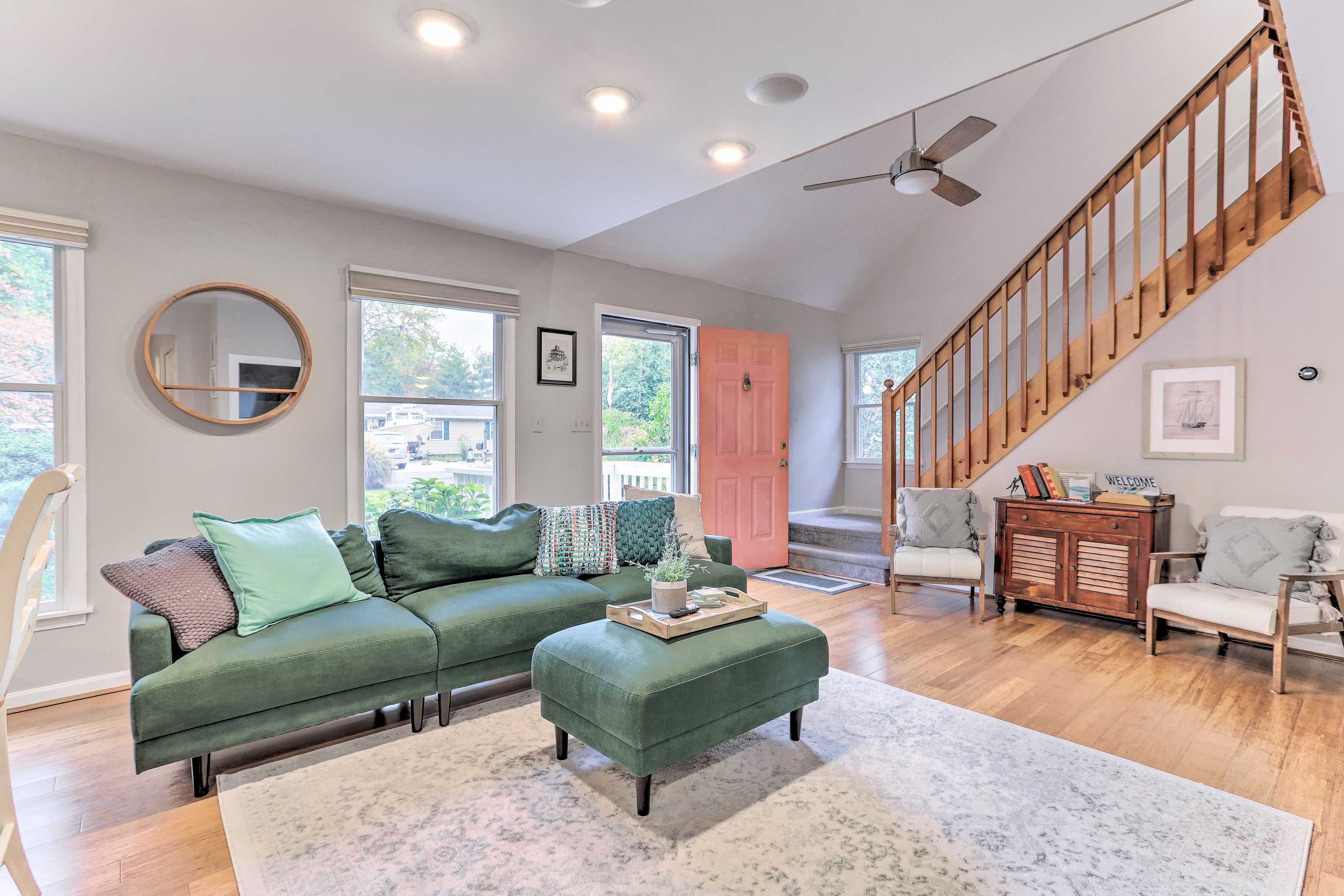 Living Room | 1st Floor | Central A/C & Heating | Free WiFi