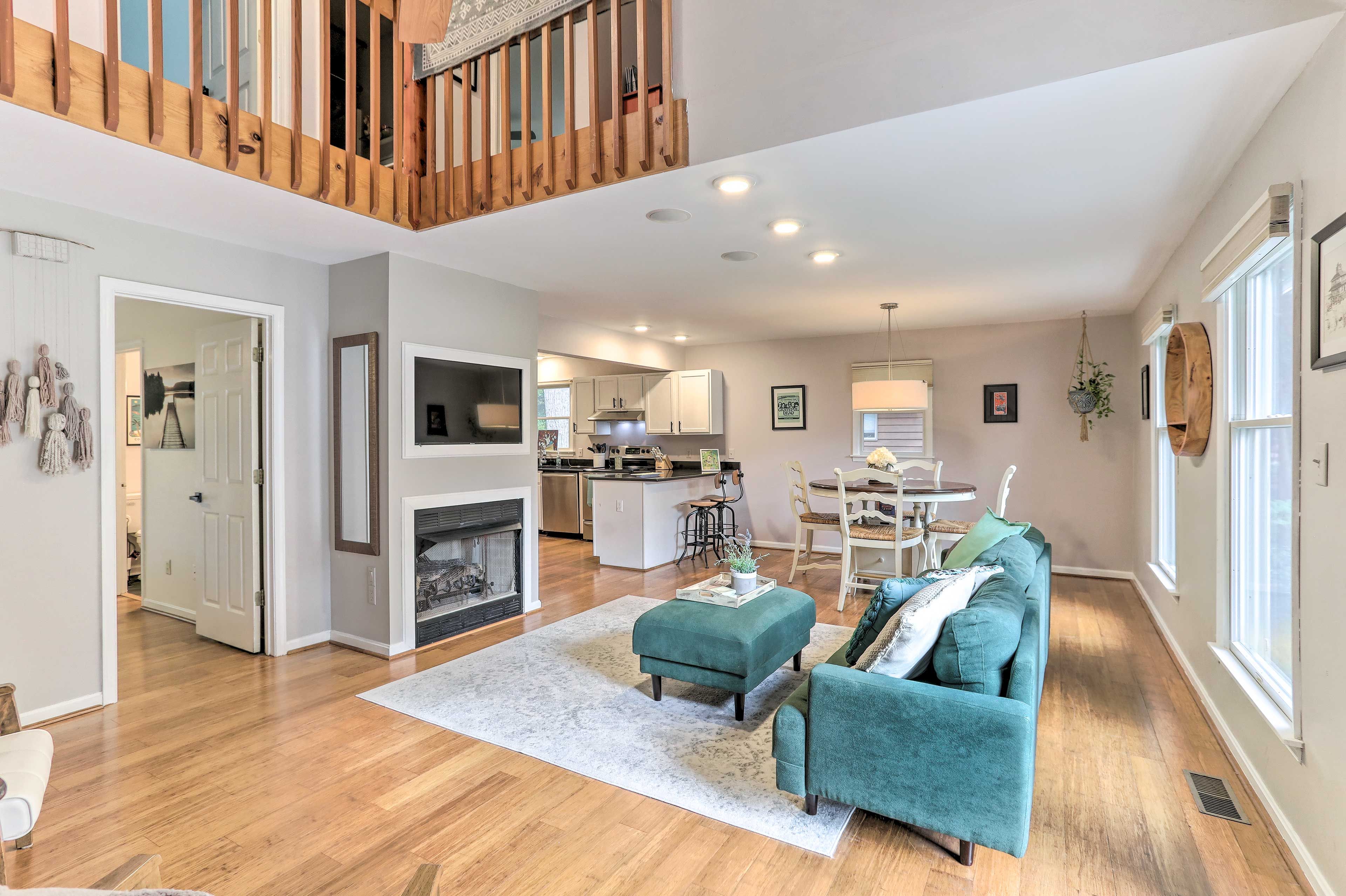 Living Room | Open Floor Plan | Smart TV | Gas Fireplace