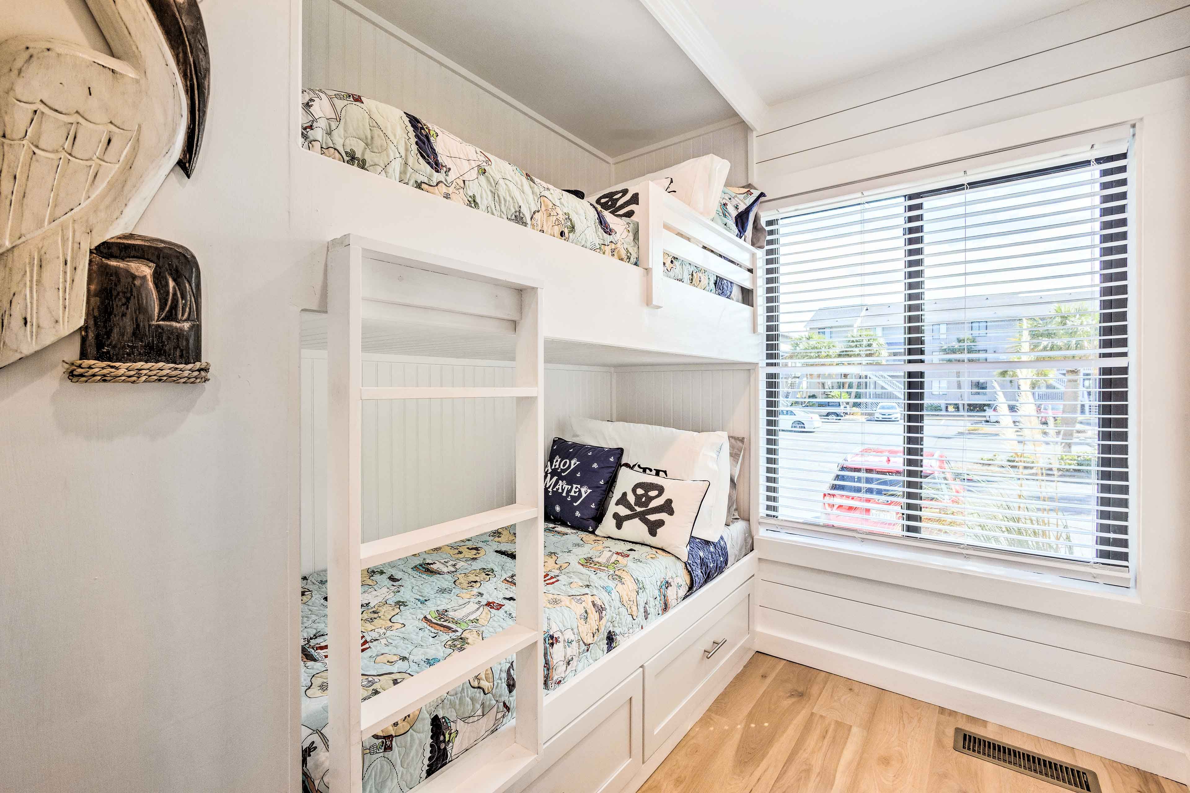Bedroom 2 (Sleeping Nook) | Twin Bunk Bed | Linens Provided