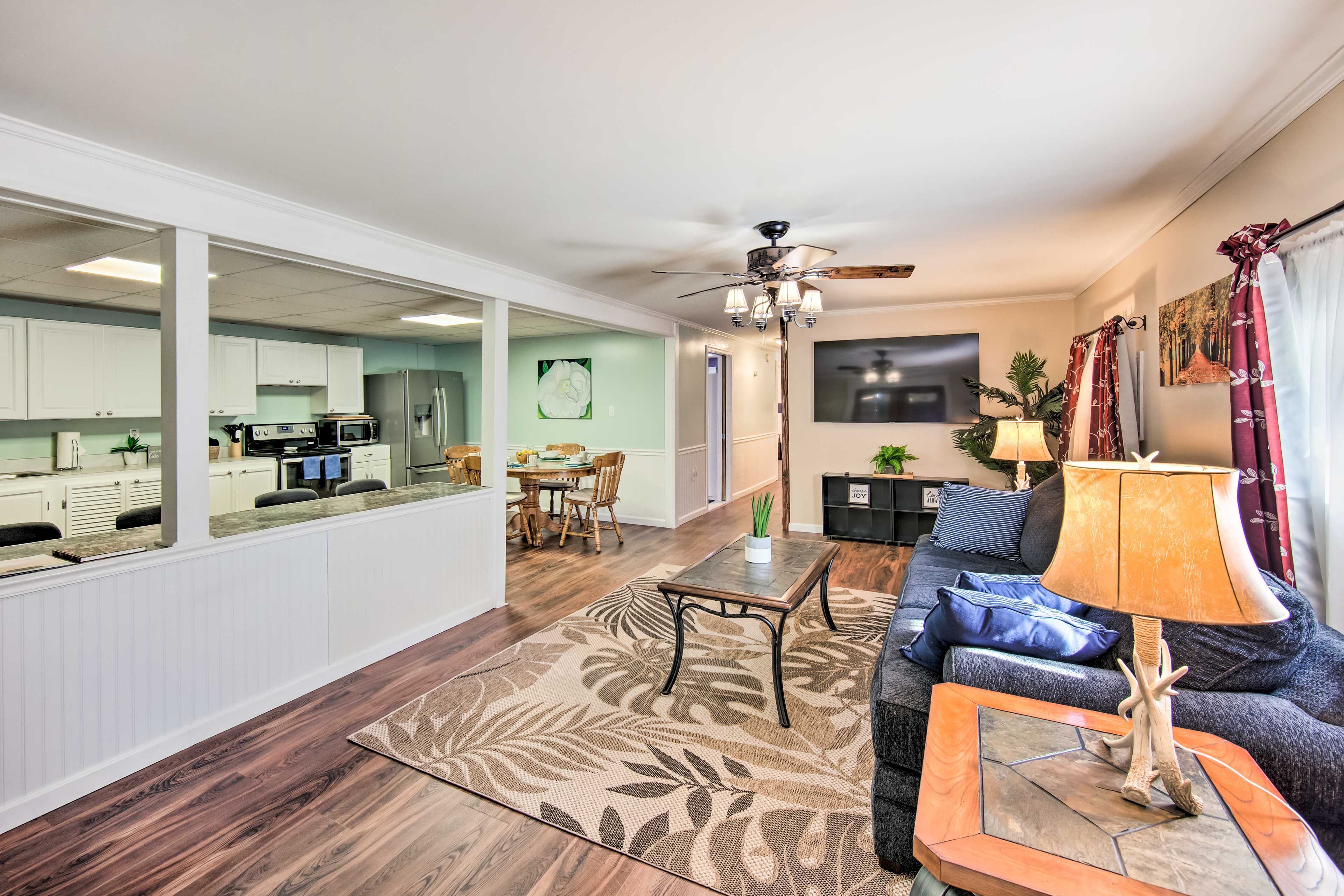Living Room | 2 Queen Air Mattresses | Smart TV