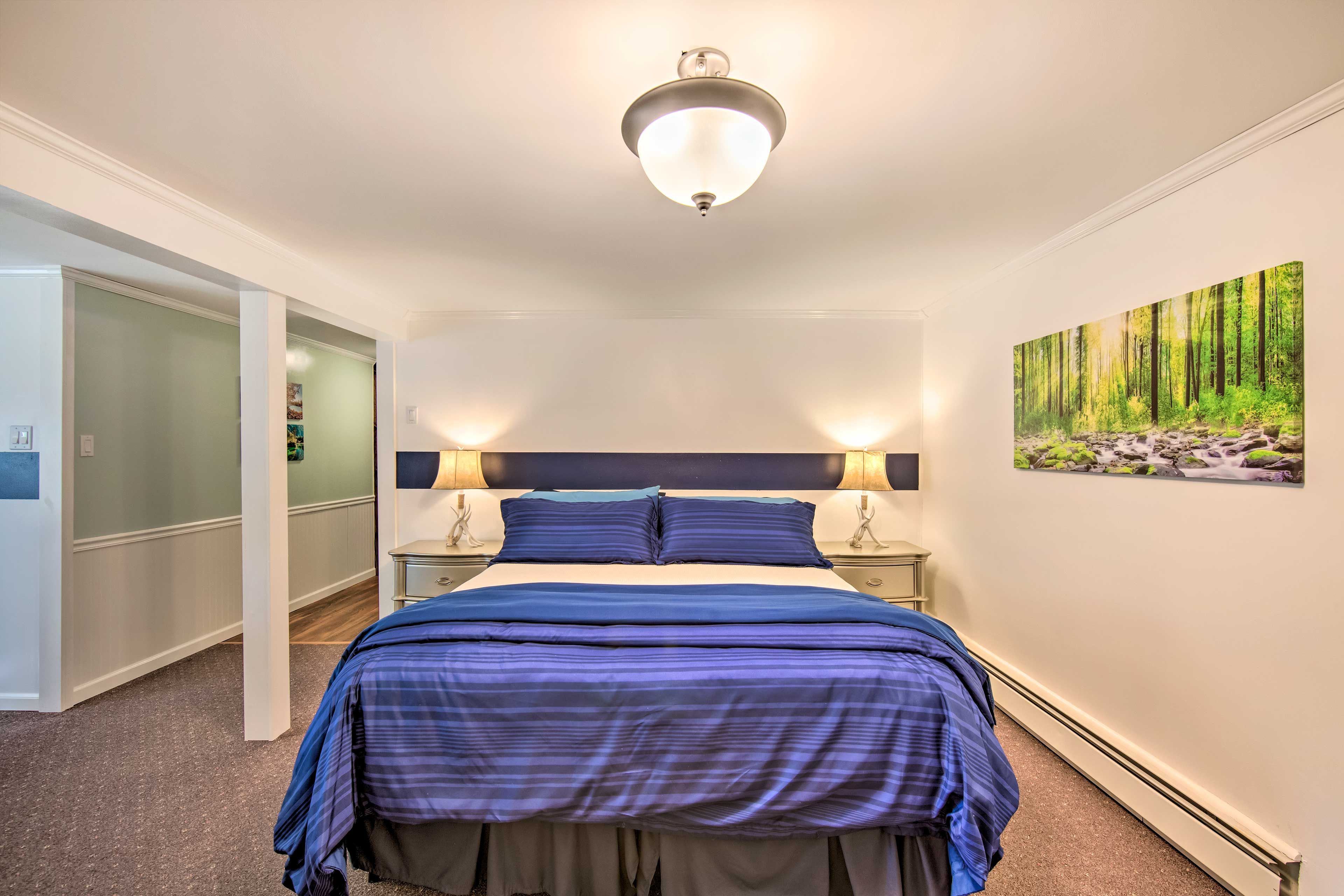 Bedroom | California King Bed | Sleeper Sofa | Linens Provided | Smart TV