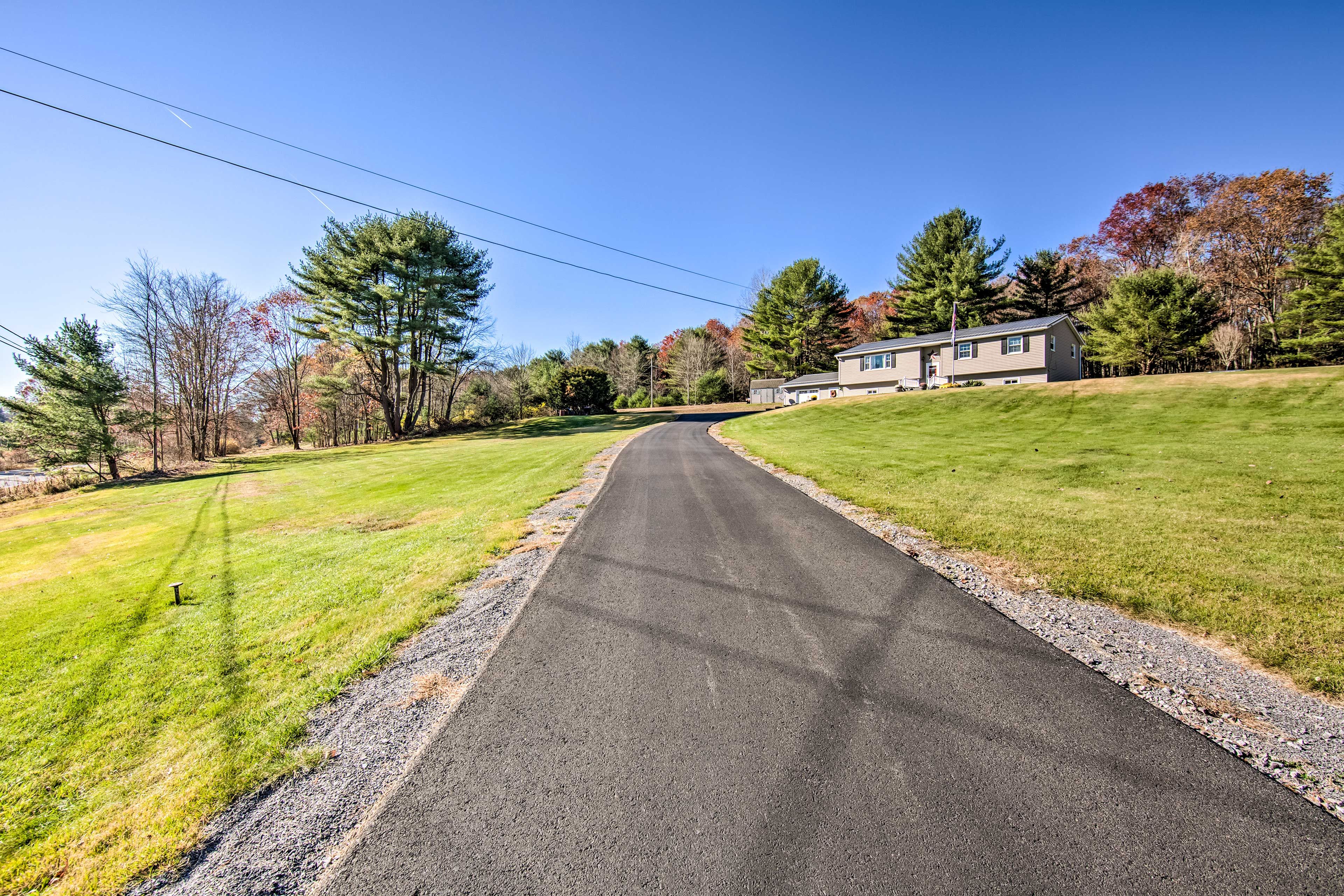 Parking | Driveway (8 Vehicles) | Trailer Parking