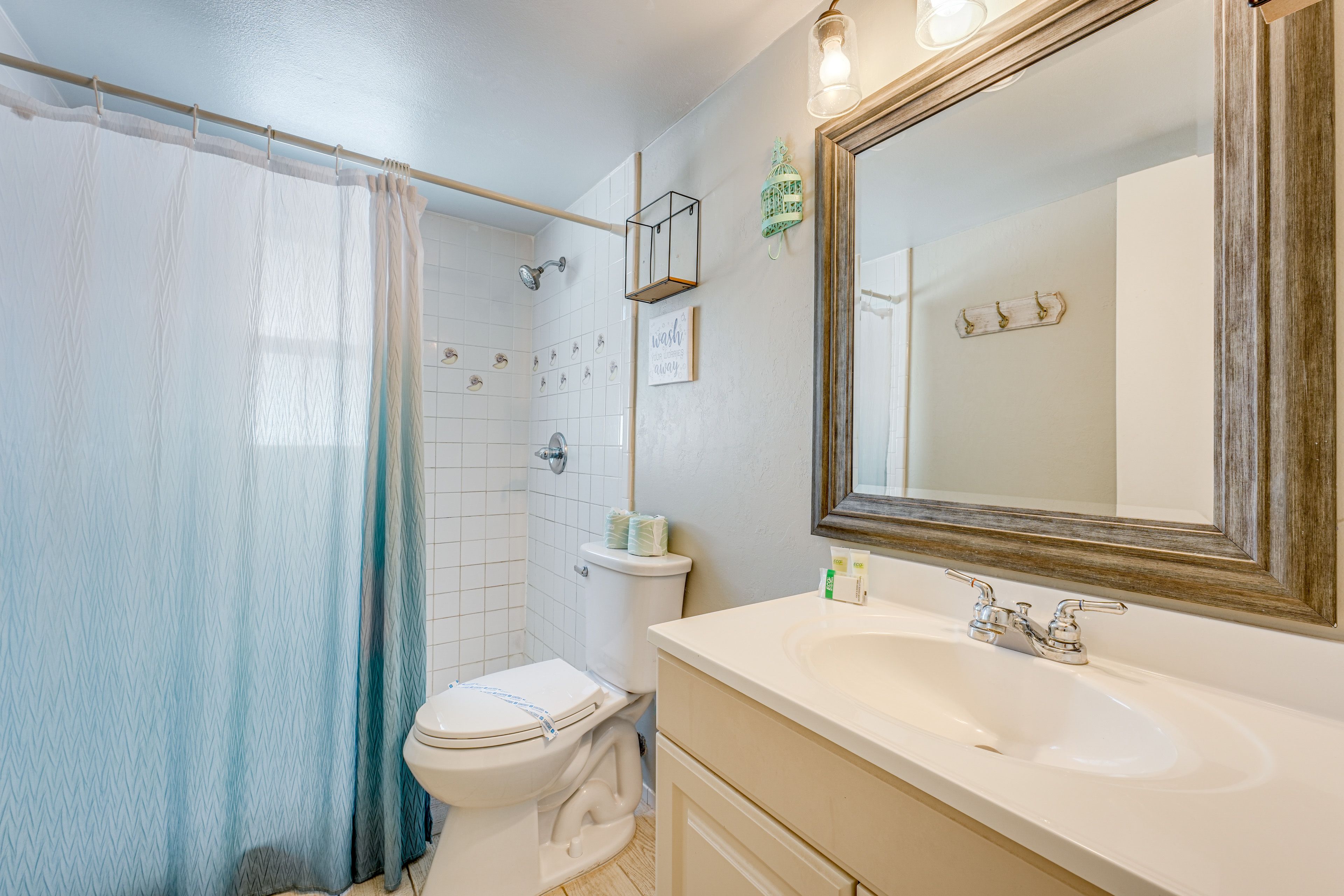 Full Bathroom | Main Level | Complimentary Toiletries