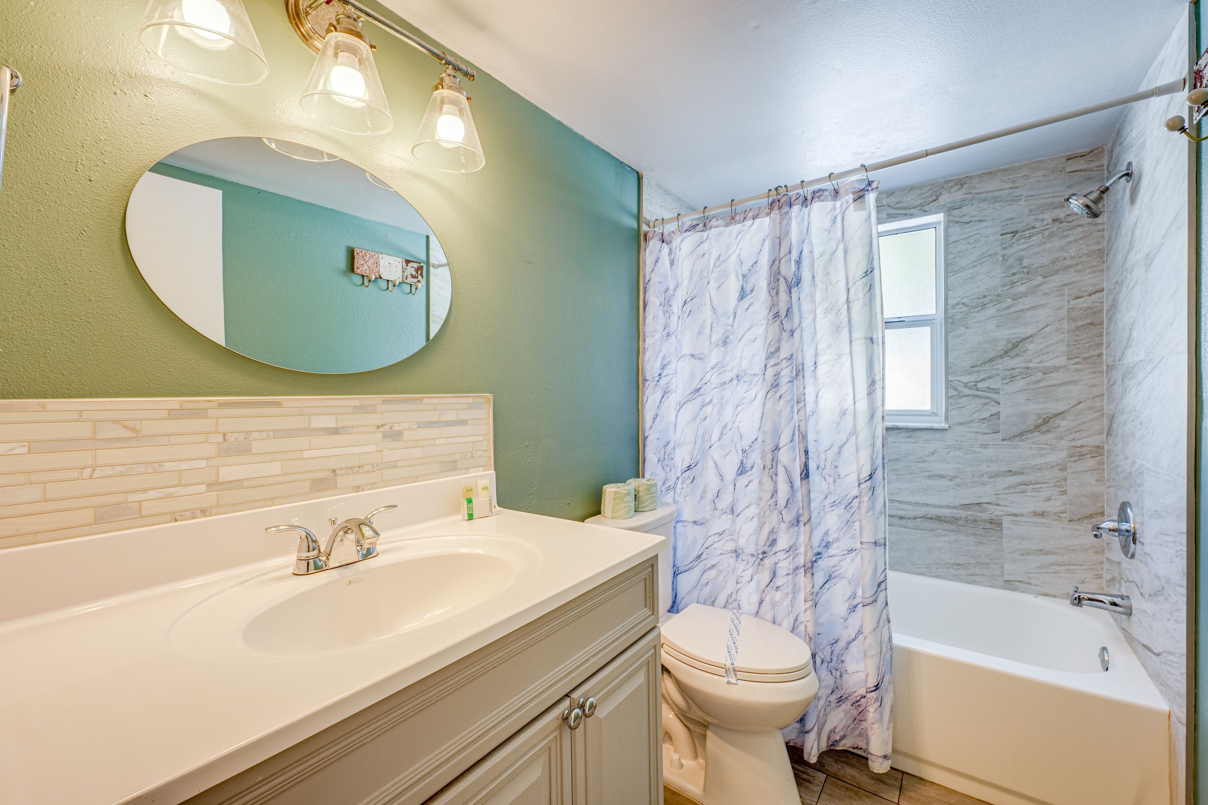 Full Bathroom | Main Level | Towels Provided