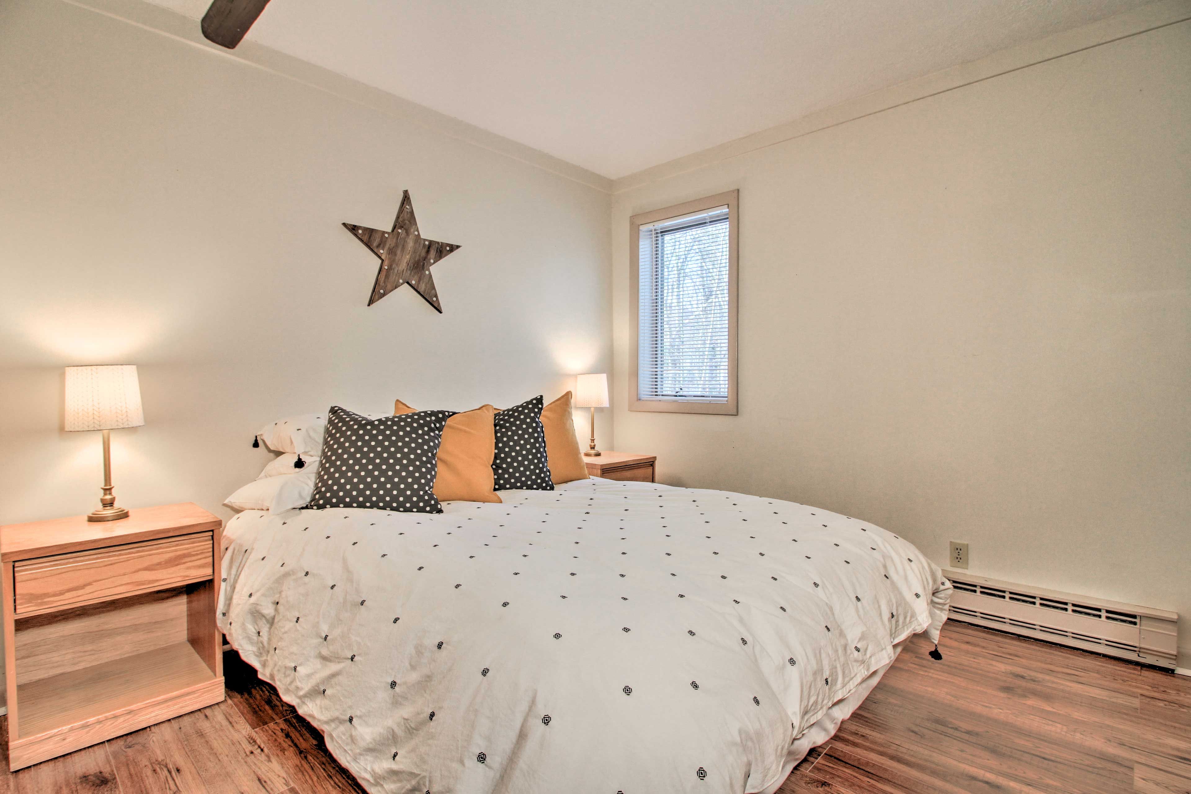 Bedroom 1 | Queen Bed