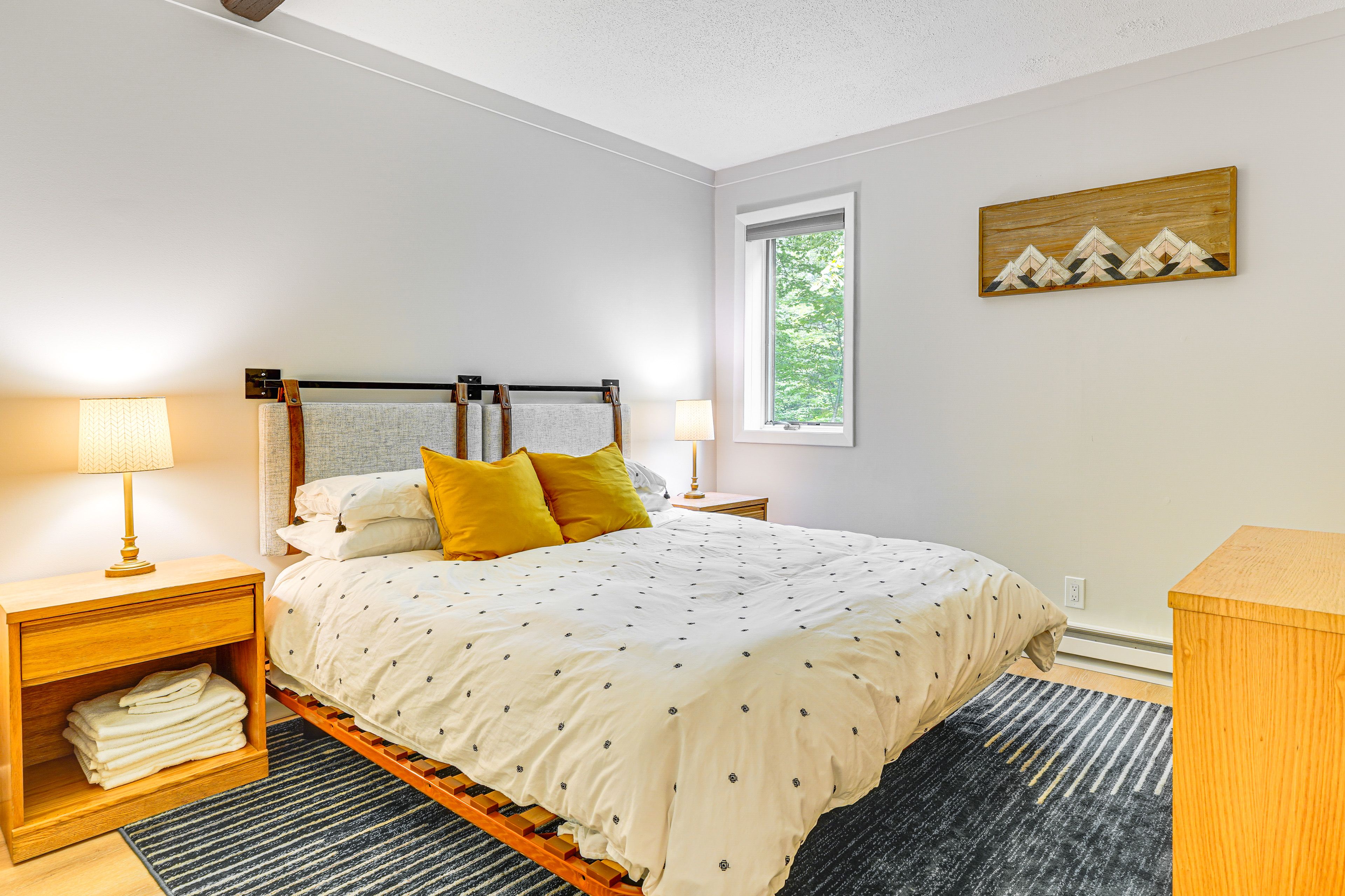 Bedroom 1 | Queen Bed