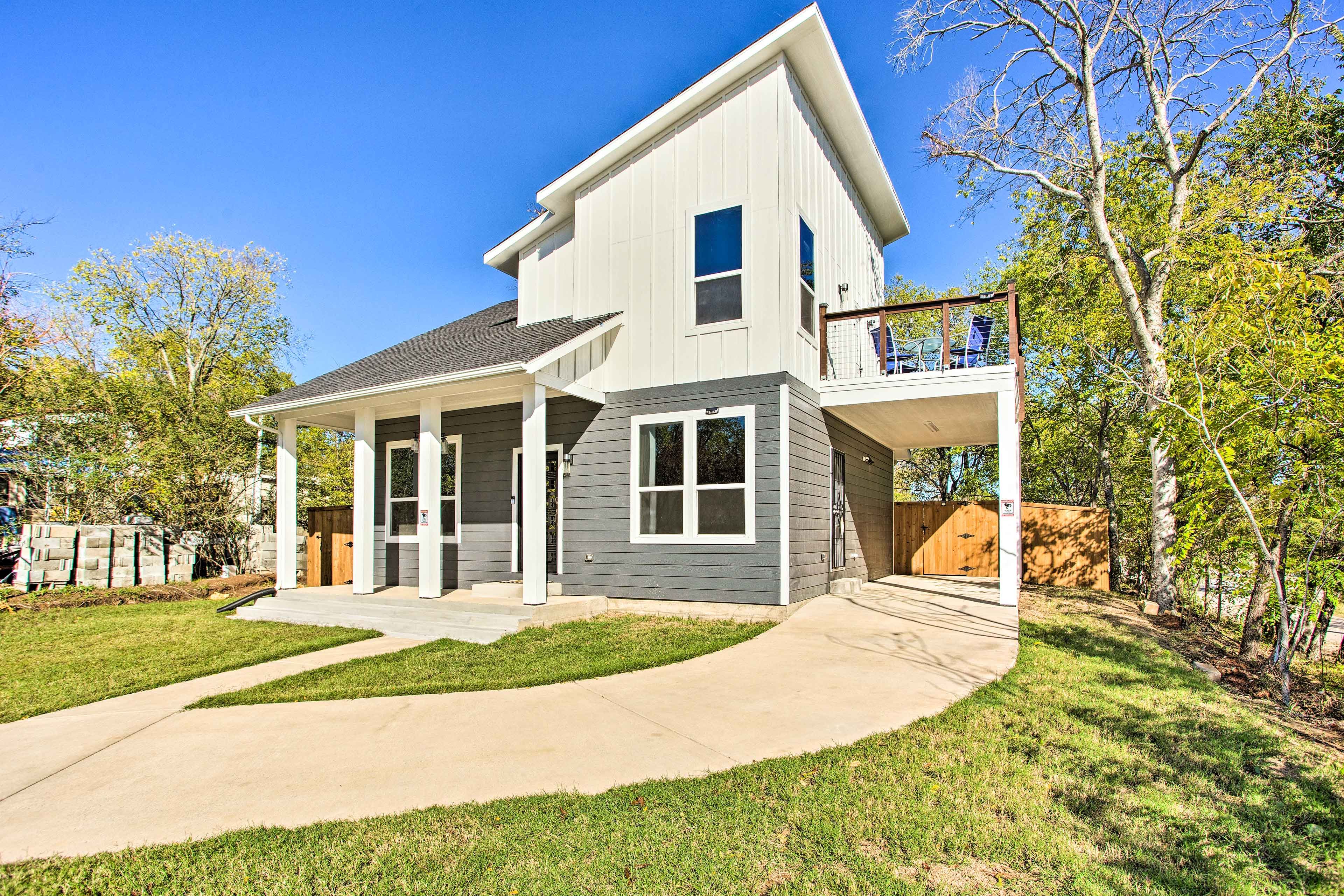 Exterior | Parking | Carport (1 Vehicle) | Driveway (2 Vehicles)