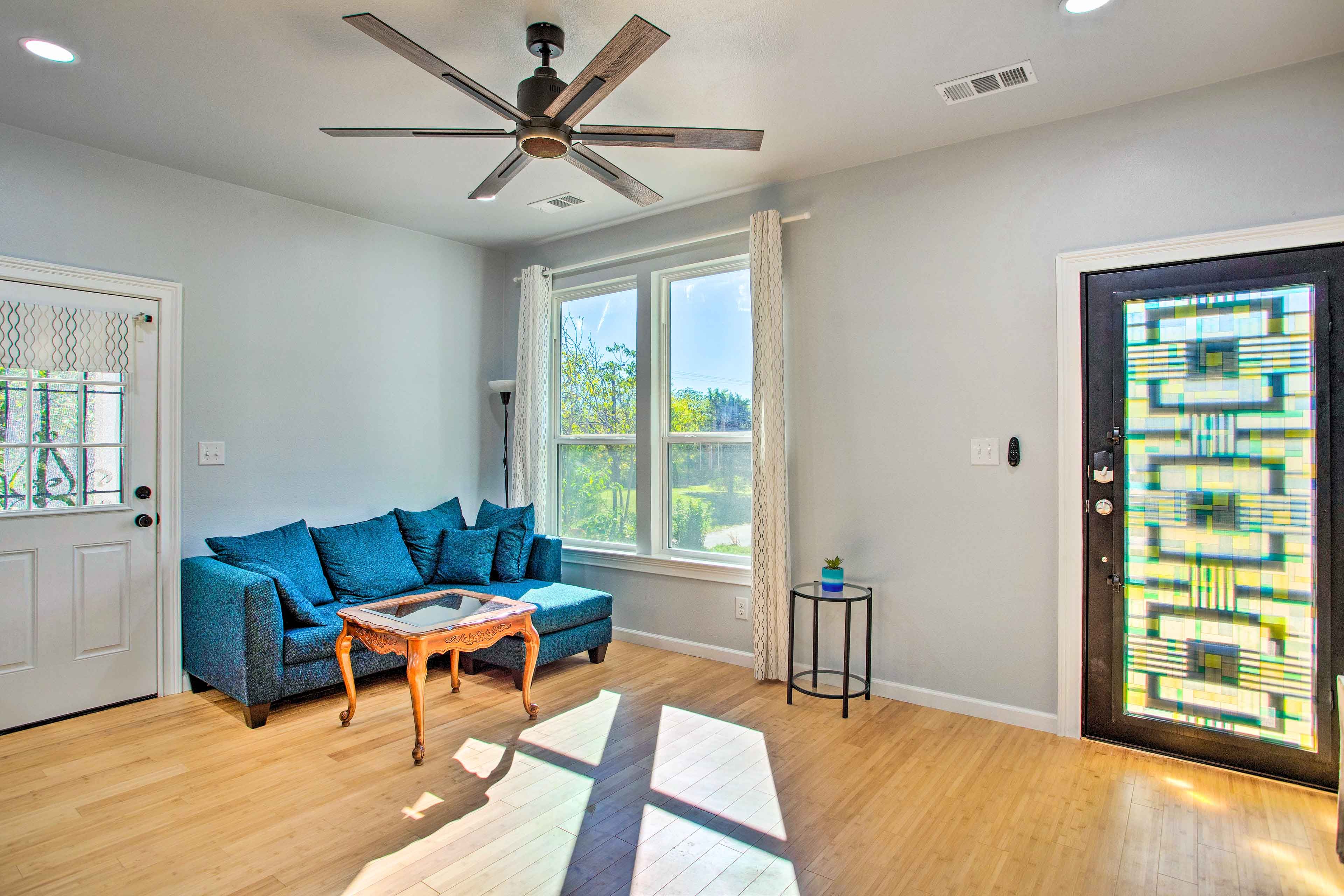 Living Room | Free WiFi | Central A/C | Smart TV