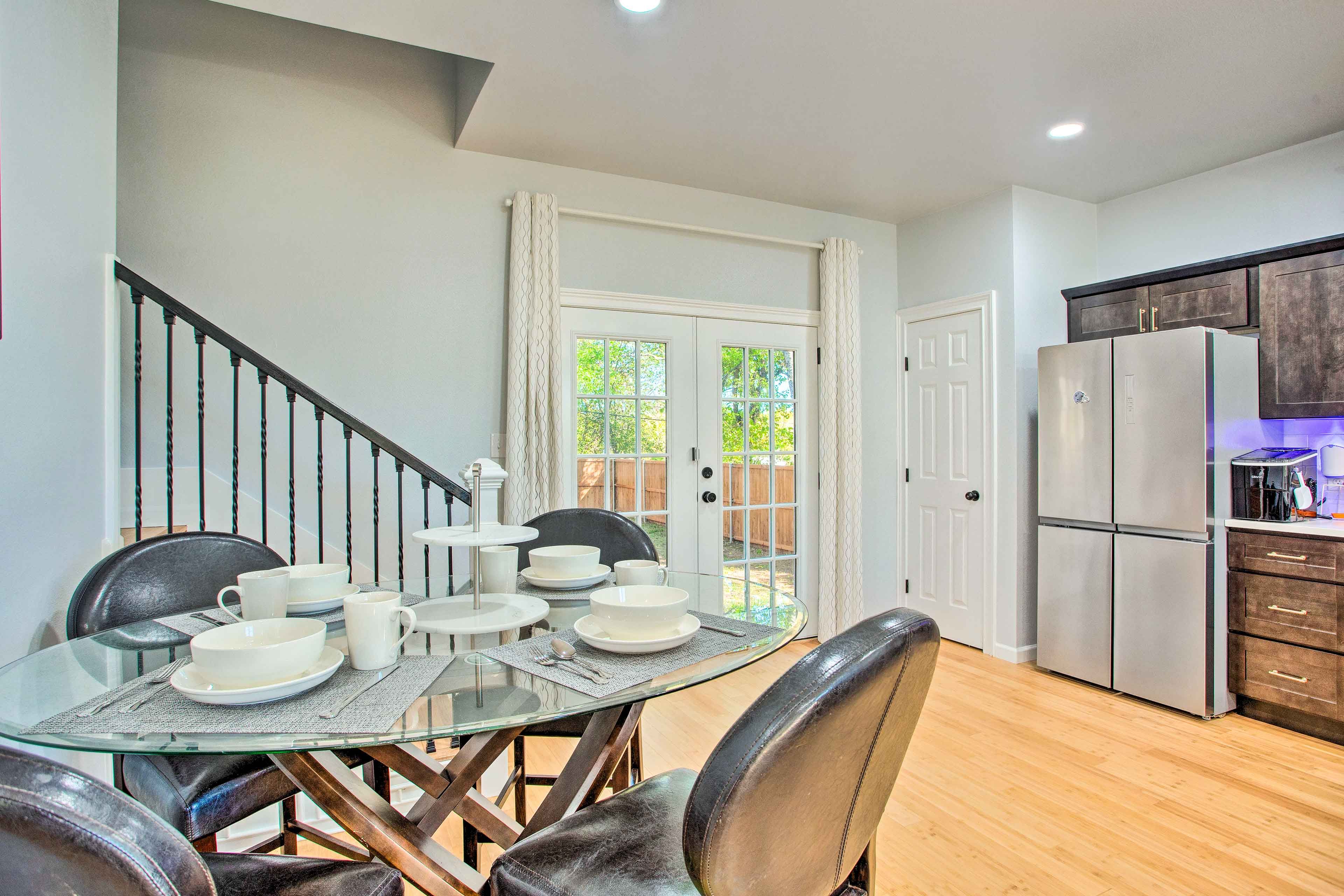 Dining Area | Dishware/Flatware Provided