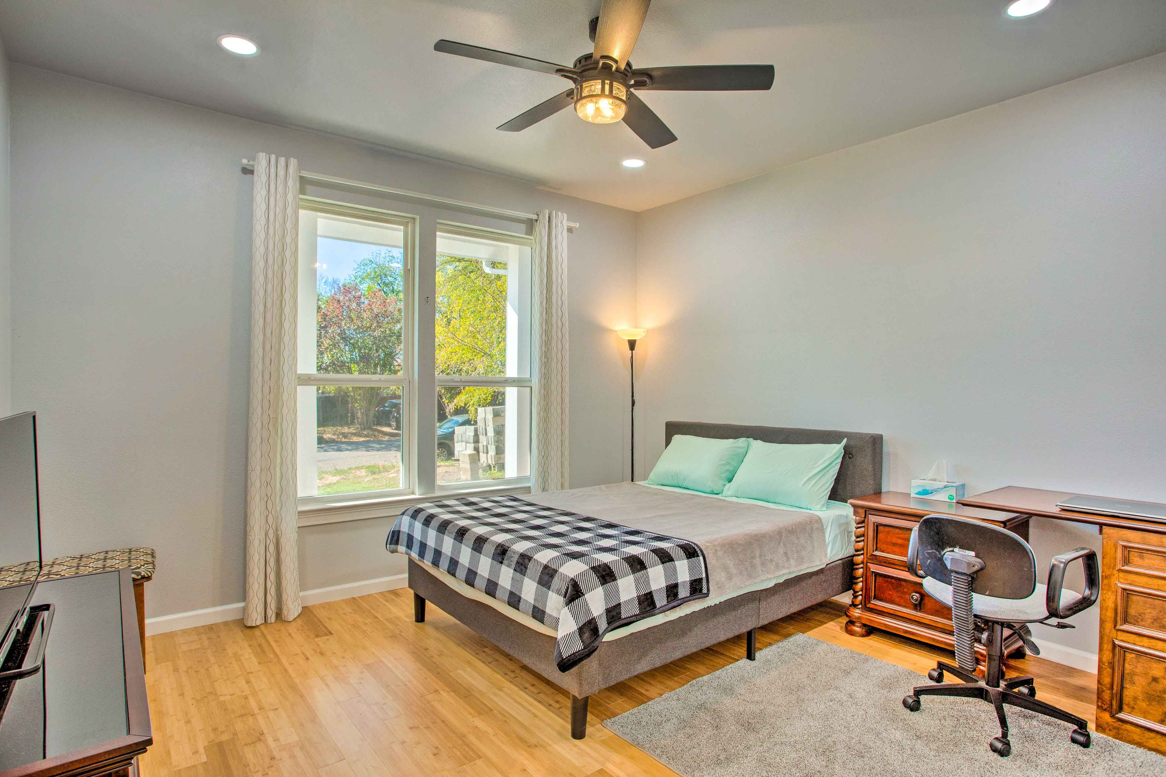 Bedroom 1 | Queen Bed | 1st Floor | Smart TV