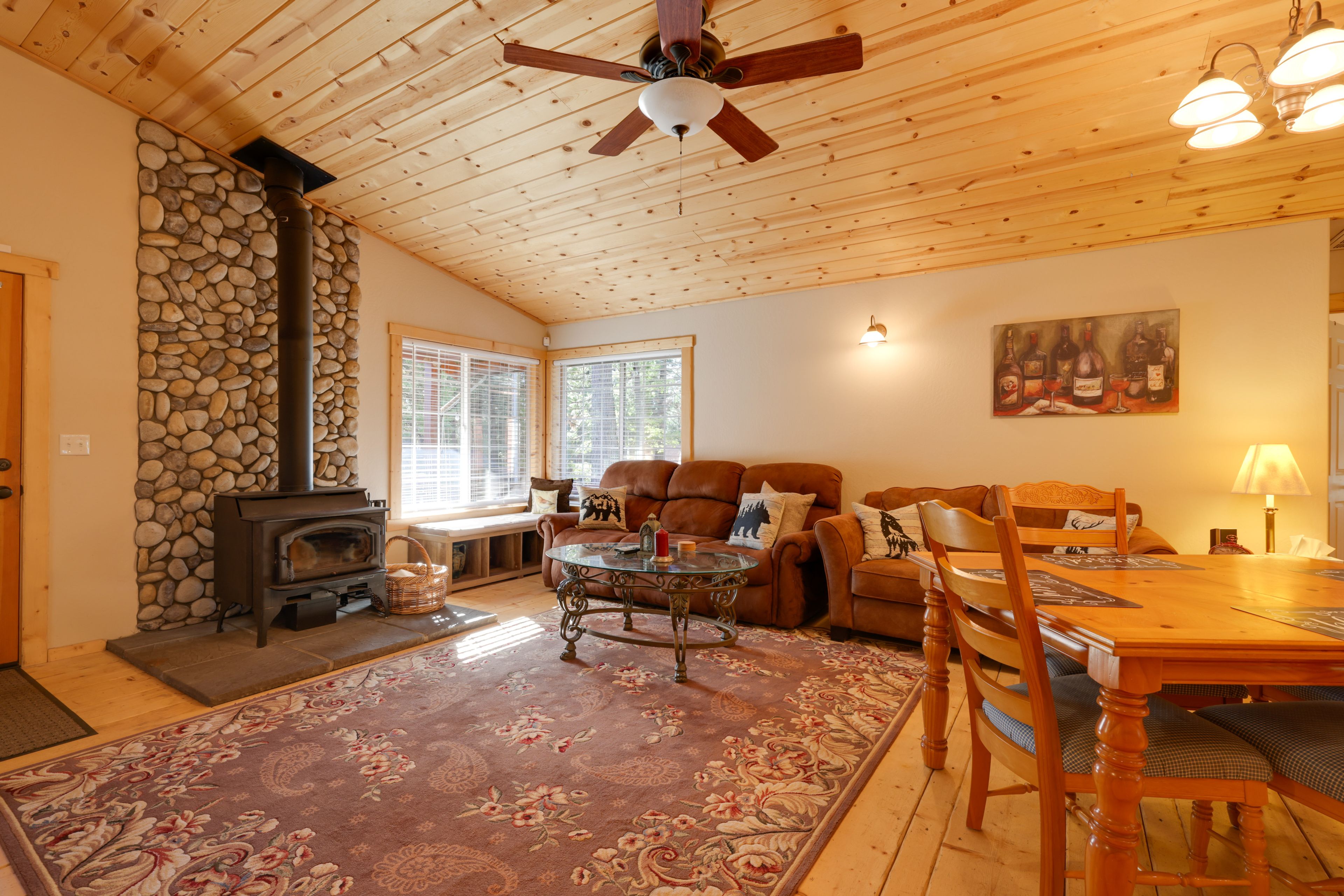 Living Room | Smart TV | Fireplace | Central Heating | Free WiFi
