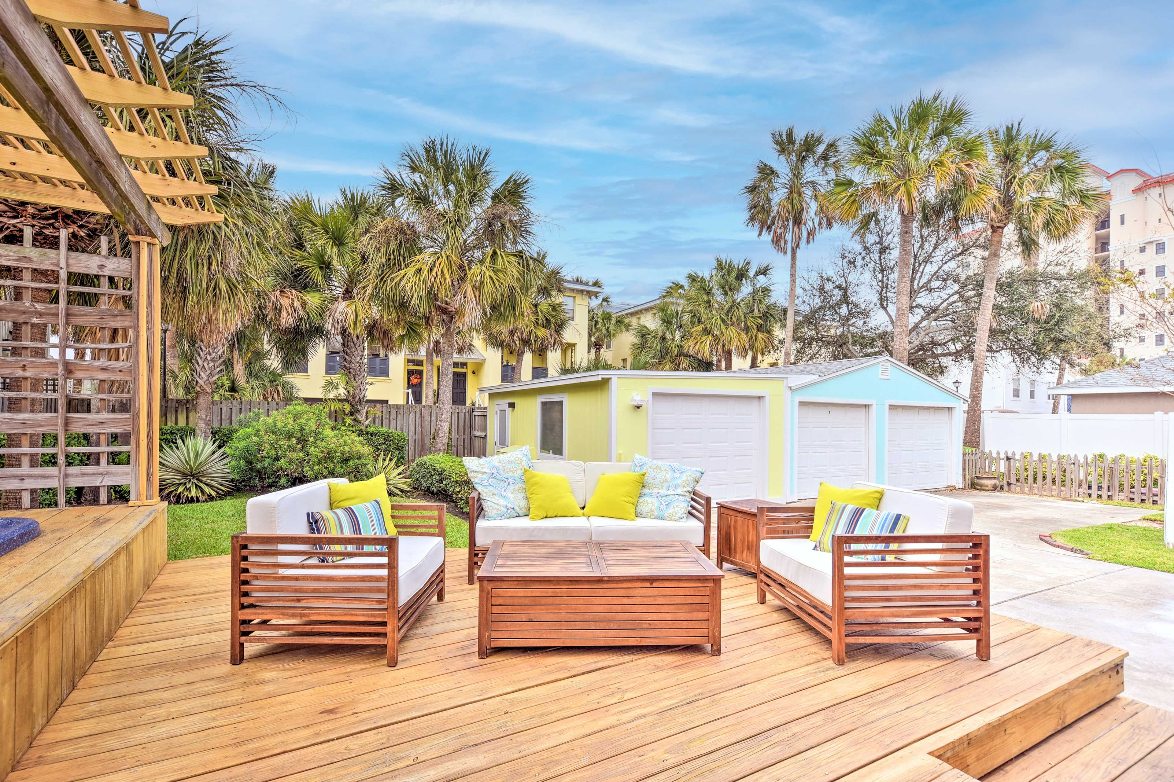 Deck | Hot Tub | Gas Grill | Seating