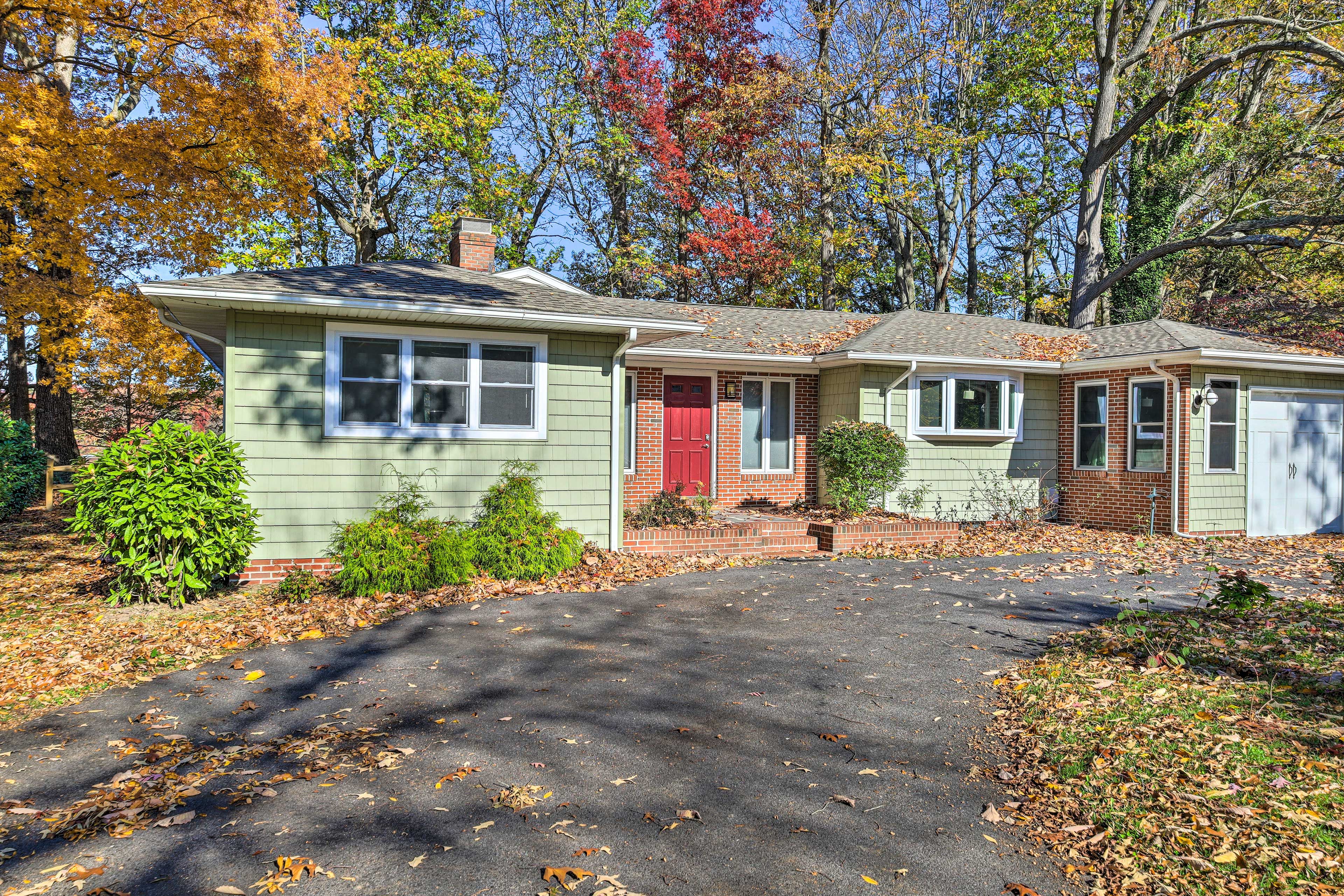 Parking | Circular Driveway (4 Vehicles) | Keyless Entry