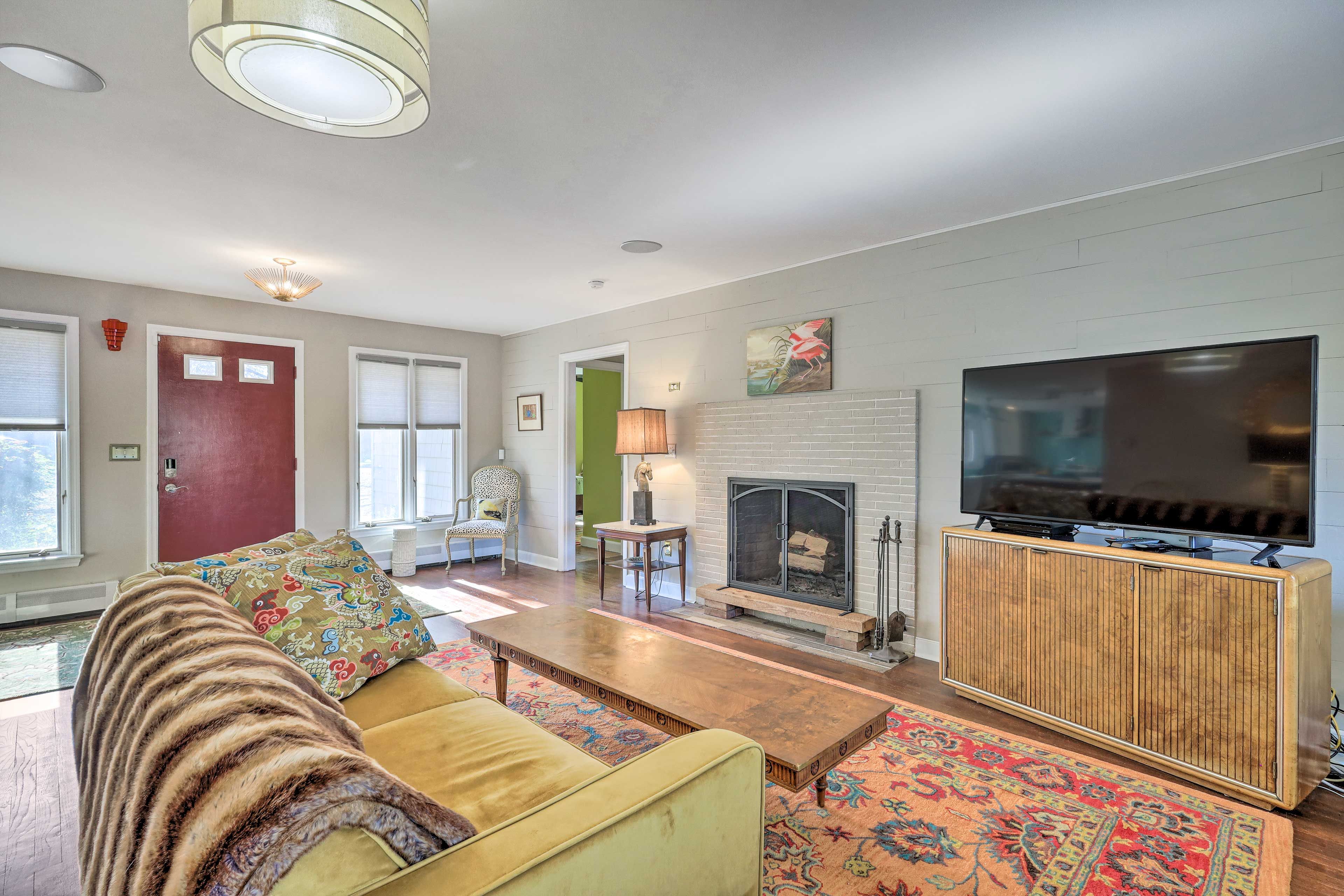 Living Room | Single-Story Home | Cable | Free WiFi