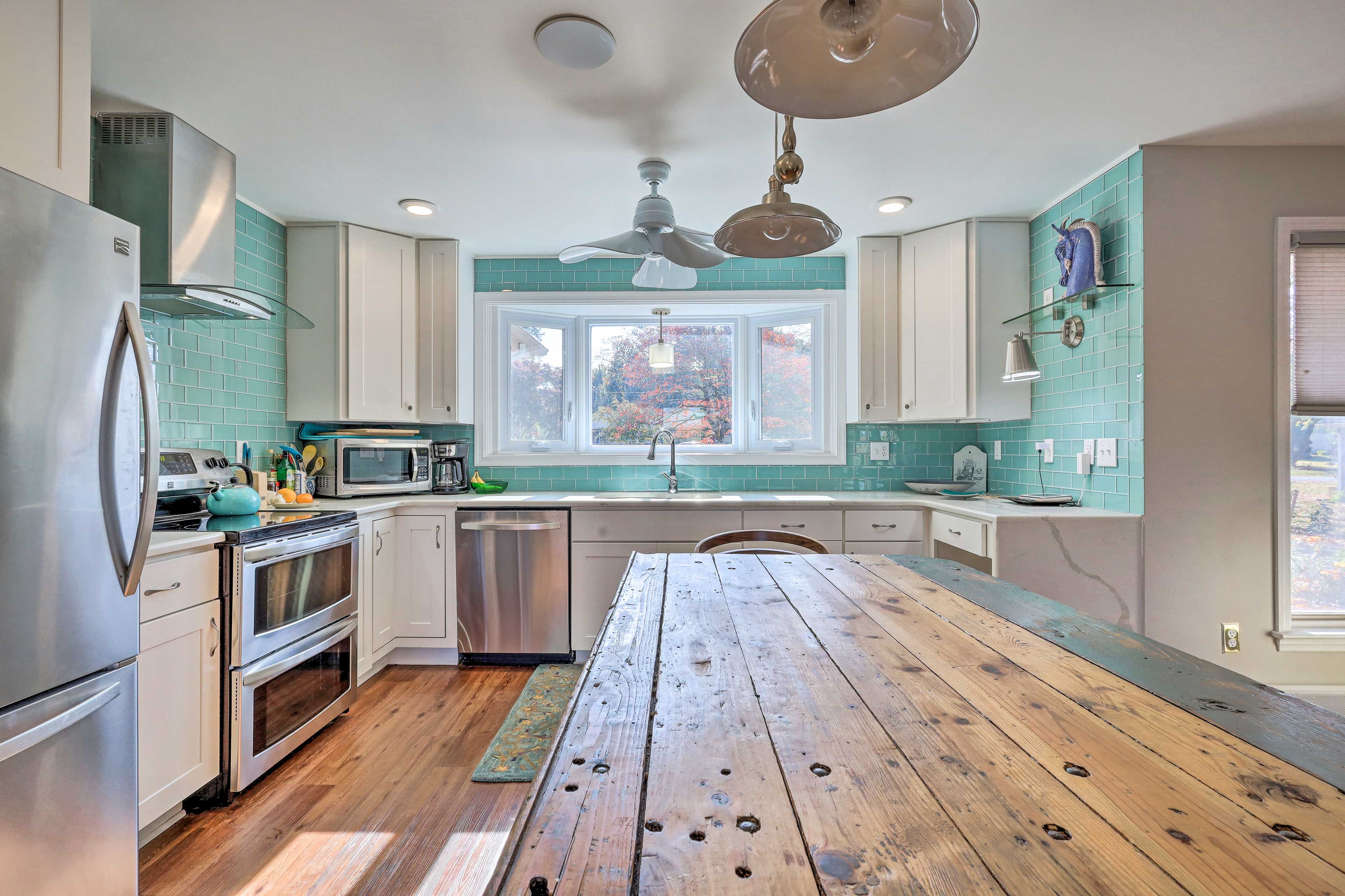 Kitchen & Dining Area | Dishware & Flatware | Complimentary Spices | Trash Bags